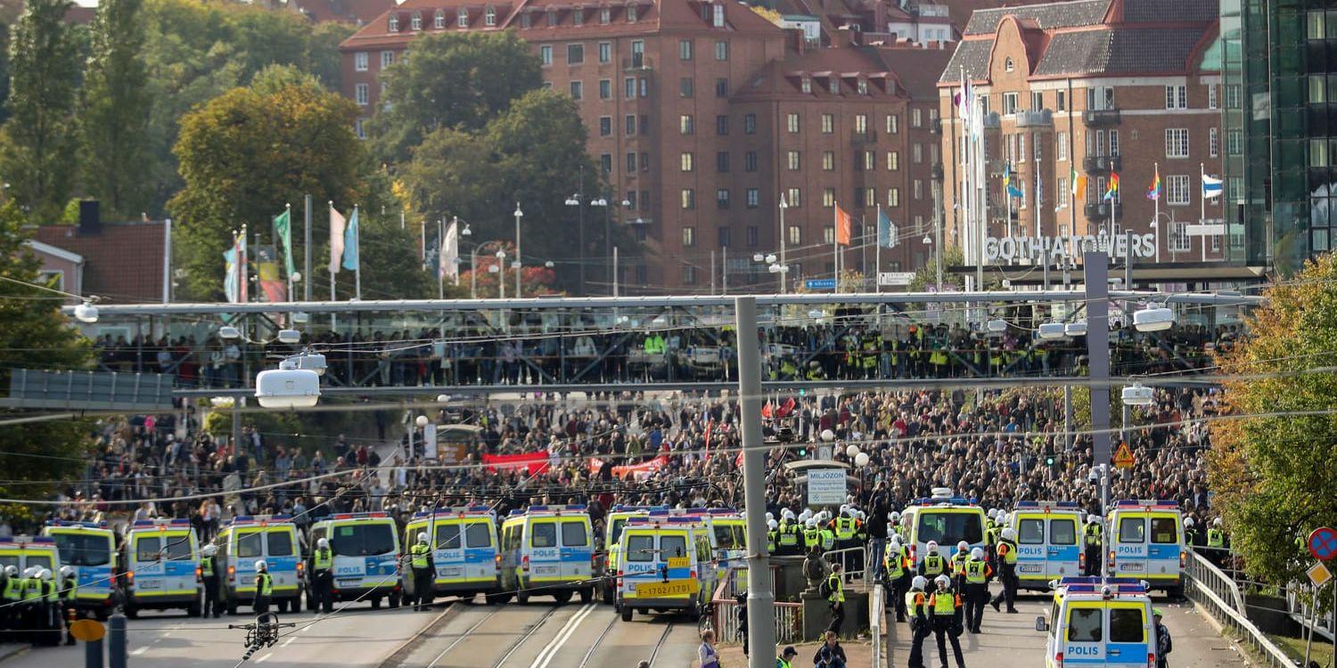 En stor folkmassa samlades utanför Liseberg i samband med NMR:s demonstration i höstas.