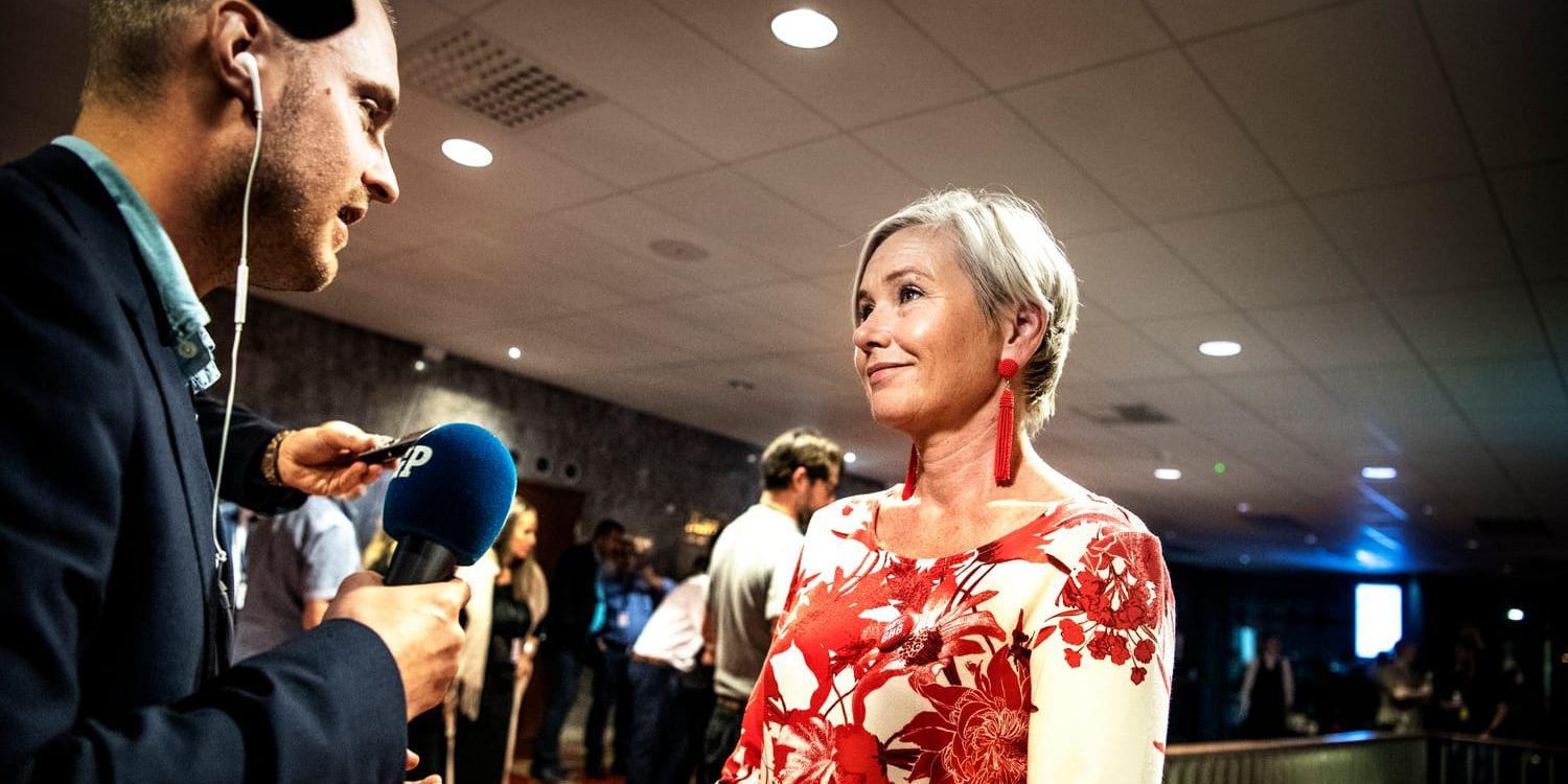 Anna Johansson (S) intervjuas under Socialdemokraternas valvaka på Draken i Göteborg.