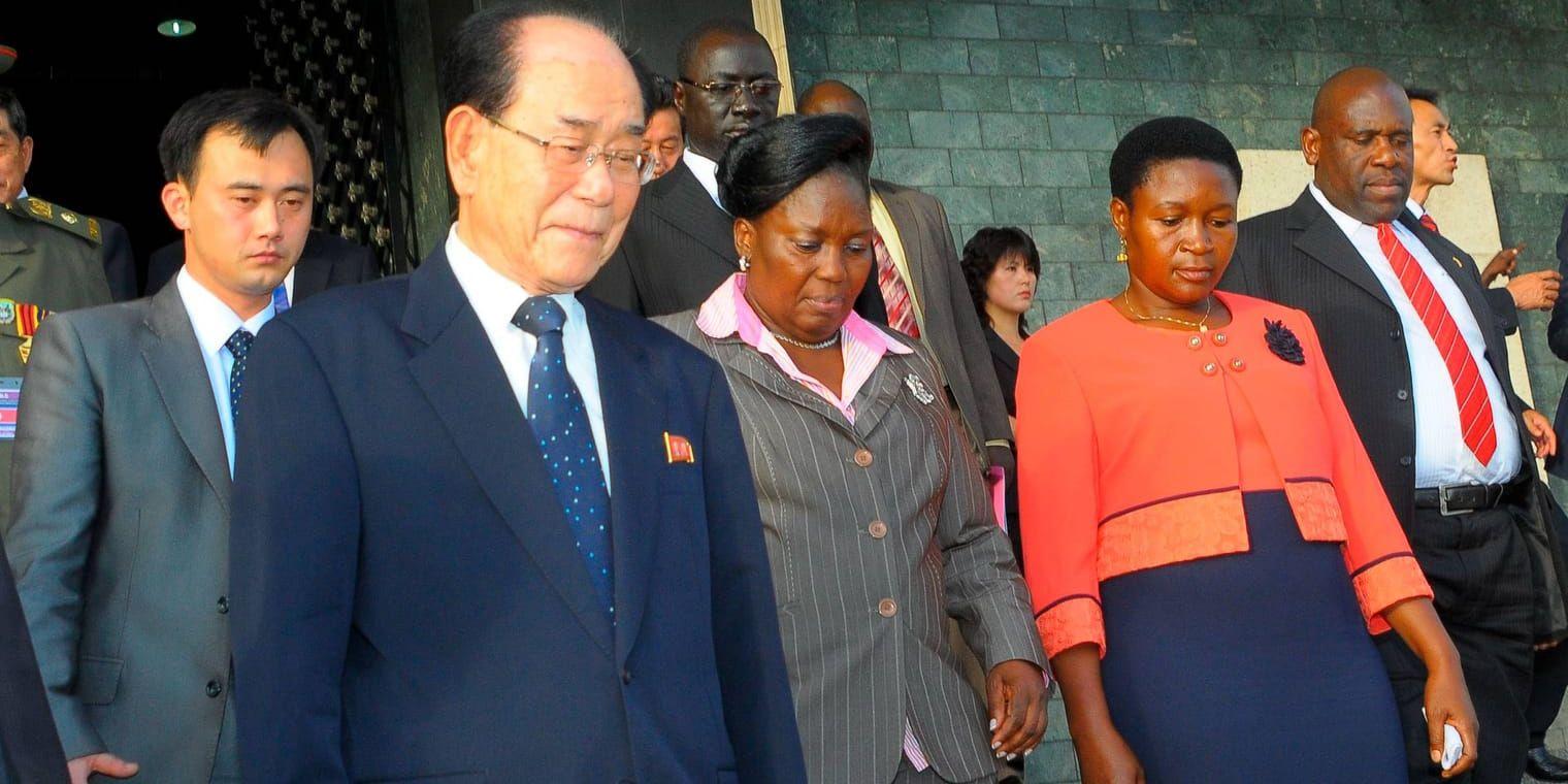Kim Yong-Nam, till vänster i förgrunden, gratulerar Macron till valsegern. Arkivbild.