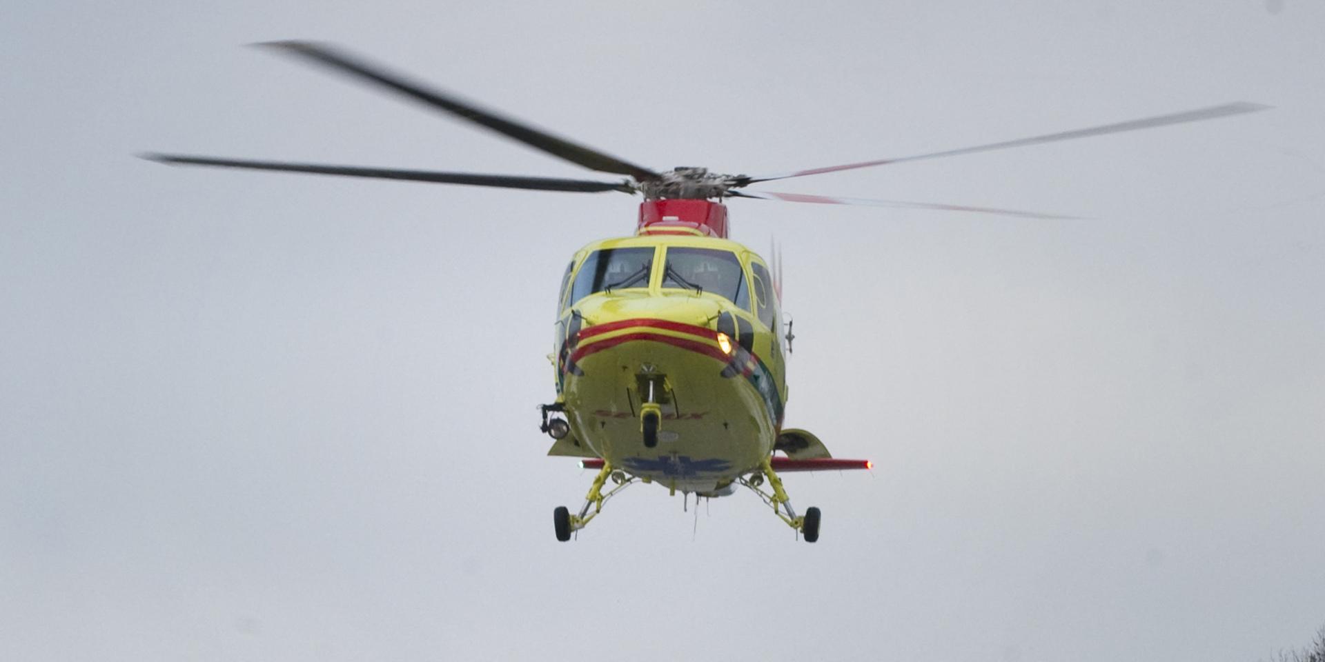 Barnet flögs med helikopter till Östra sjukhuset i Göteborg.