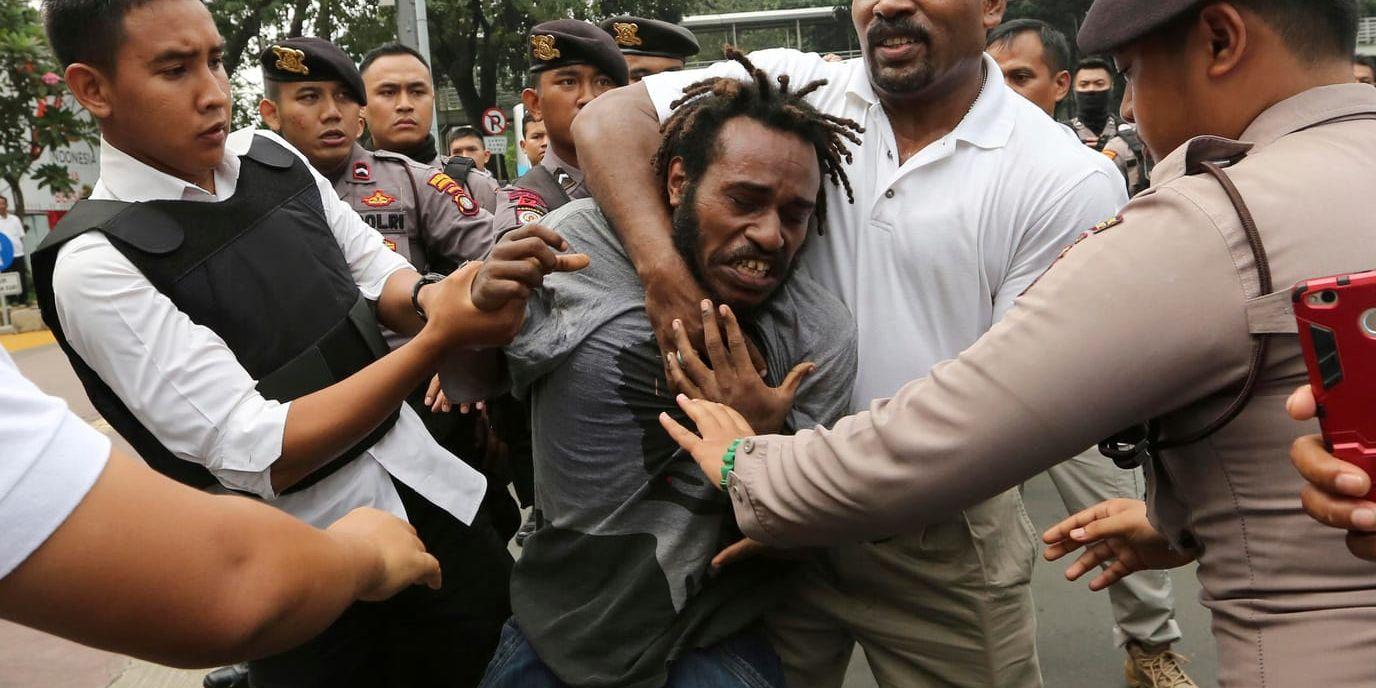 En man som kämpar för den indonesiska provinsen Papuas självständighet grips vid en protest i Jakarta. Arkivbild.