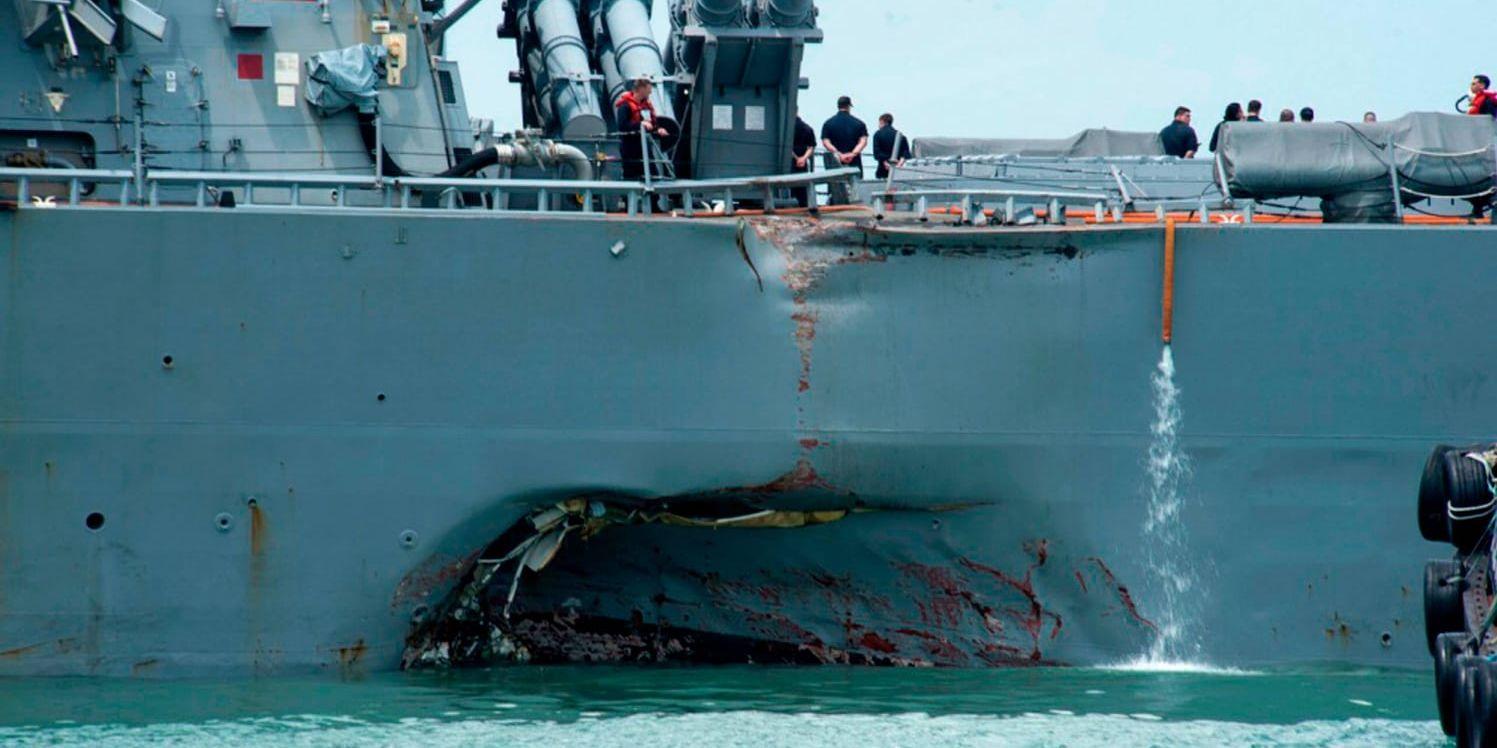 Den amerikanska jagaren USS John S McCain fick stora skador i olyckan.