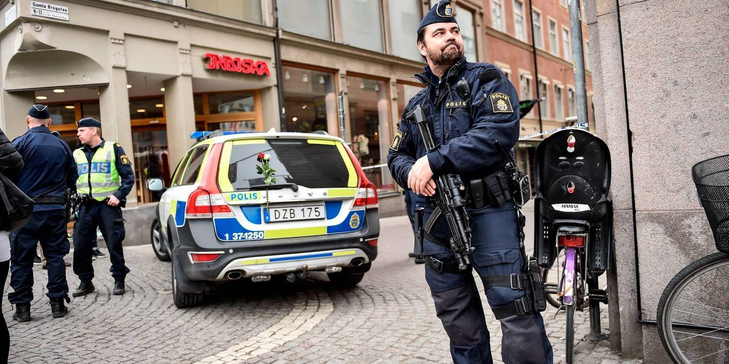 Polis med förstärkningsvapen i Stockholm dagen efter terrordådet på Drottninggatan.