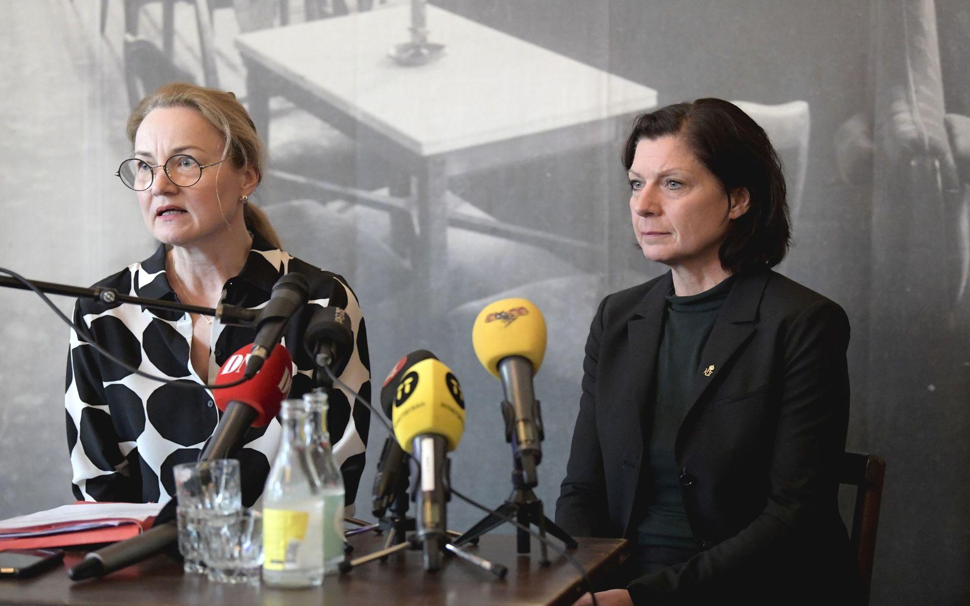 Dramatens styrelseordförande Ulrika Årehed Kågström och teaterns nya vd Maria Groop Russel på en pressträff efter att Eirik Stubø lämnar sin post som chef för Dramaten.