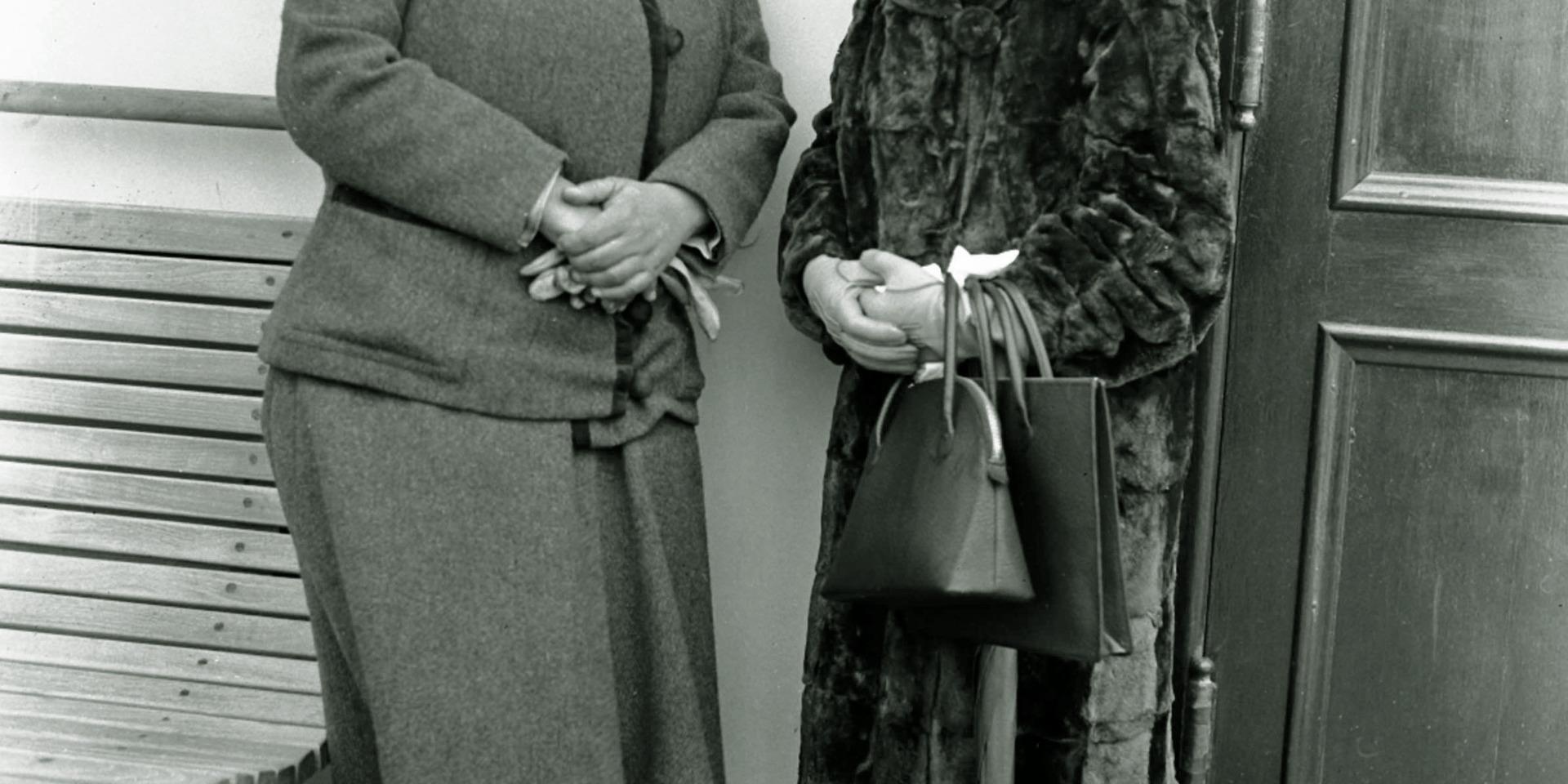 Livskamrater. Gertrude Stein, till vänster och hennes sekreterare och livskamrat Alice B Toklas anländer i New York 1934 och möts av rubriker och entusiastiska folkmassor när de återvände till sitt hemland för första gången på över 30 år.