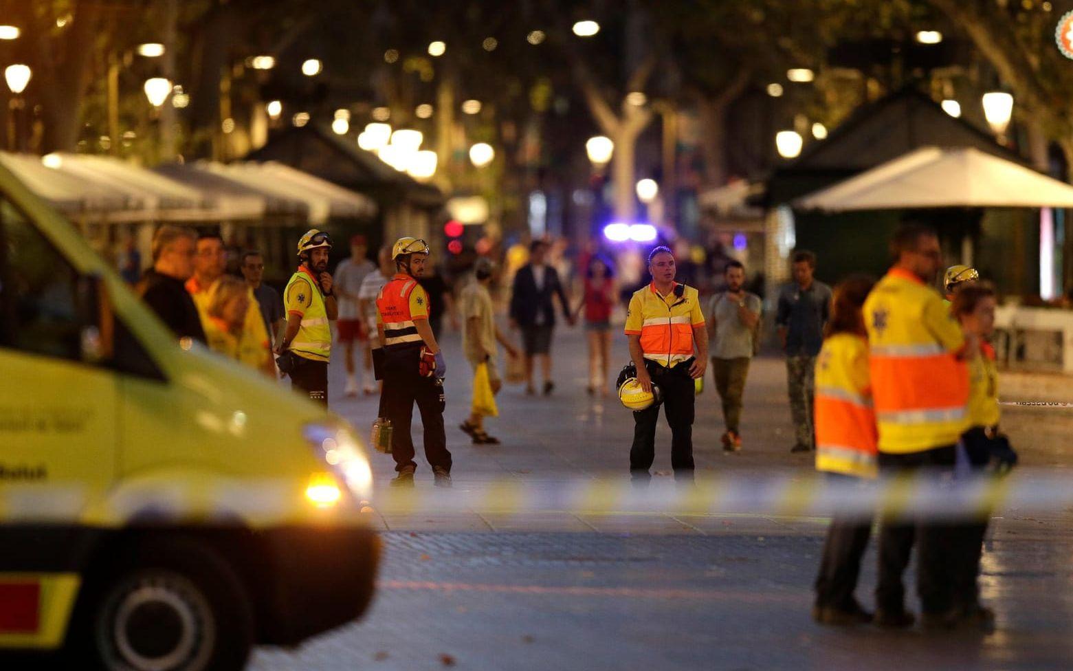 Stora delar av paradgatan spärrades av efter attacken och polis- och ambulanspersonal syntes i området även under kvällen. Bild: Manu Fernandez
