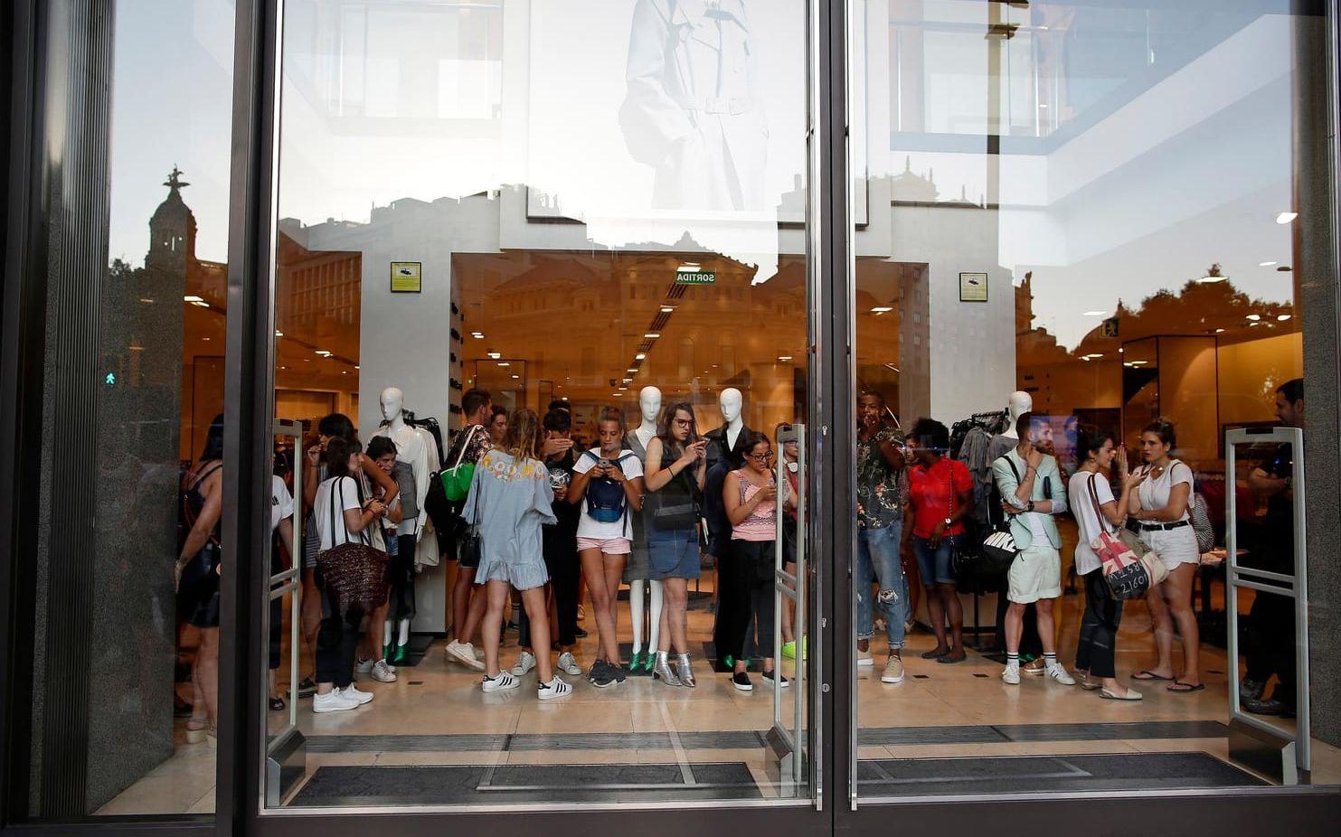 Efter attacken tog folk skydd inne i närbelägna butiker på den populära paradgatan. Bild: Manu Fernandez
