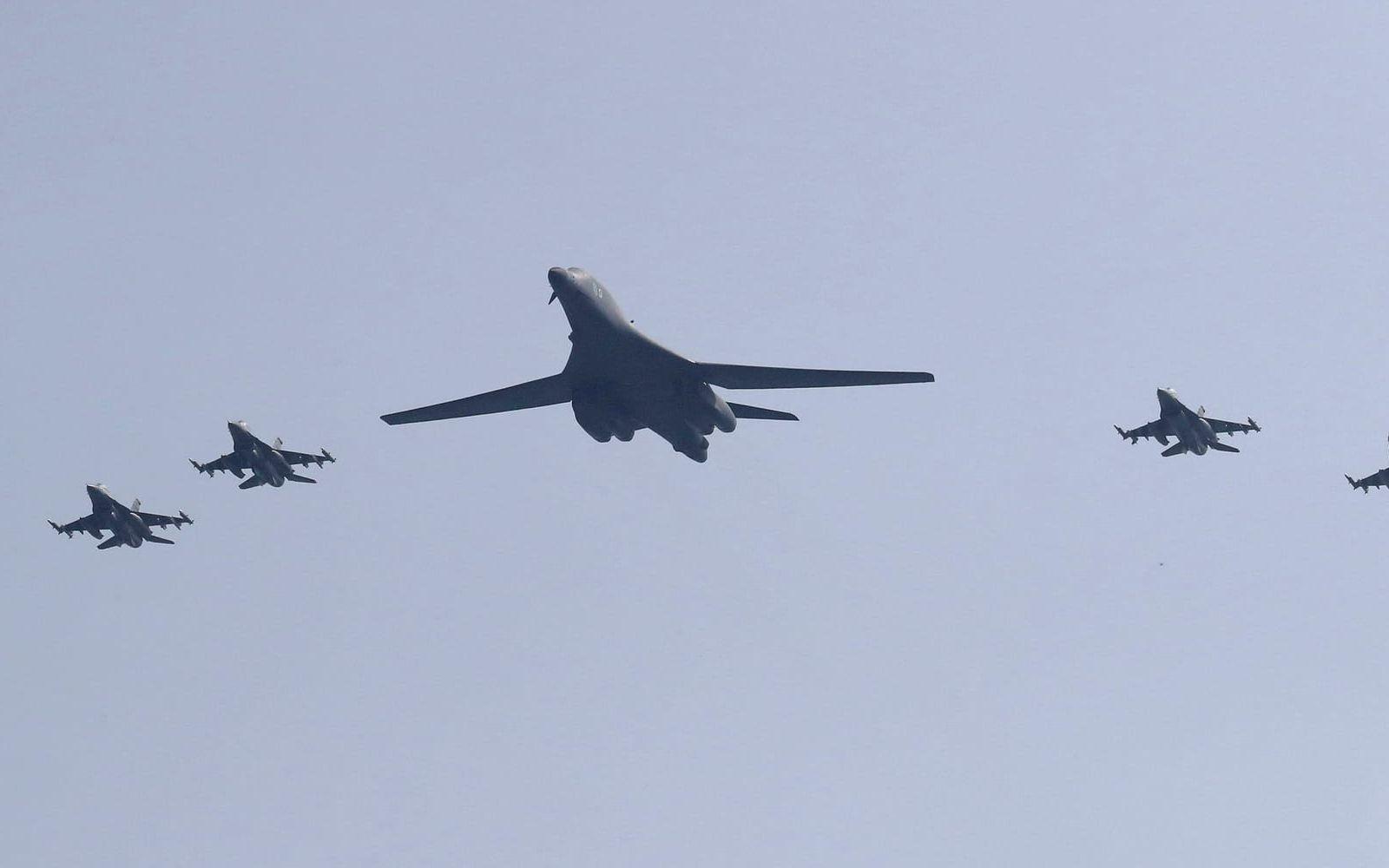 Amerikanska bombplan, tillsammans med jaktplan, har flugit nära Nordkoreas östkust i syfte att visa upp sig. Bild: TT