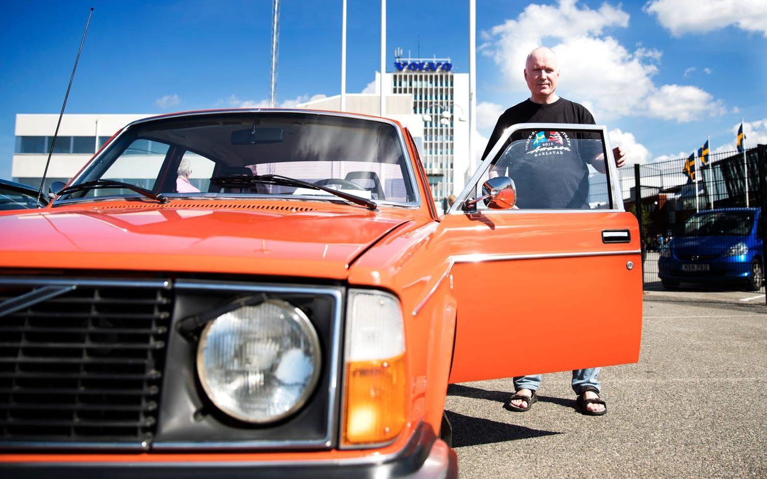 Thomas Leander med sin Volvo 244. Nu hoppas han kunna sälja bilen för att köpa en likadan. Foto Anders Ylander.