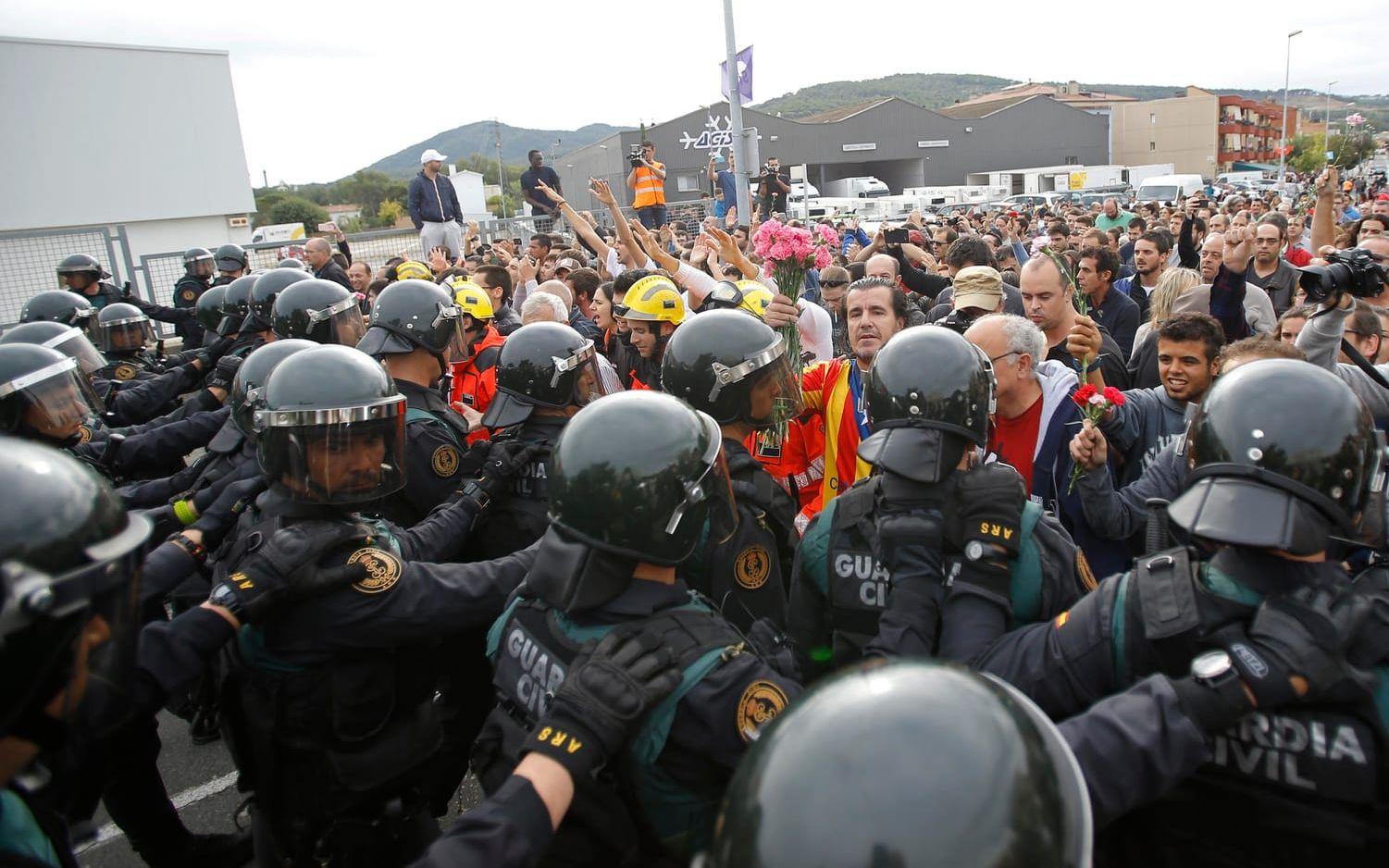 Polisen gjorde flera våldsamma räder under söndagens folkomröstning i Katalonien.
