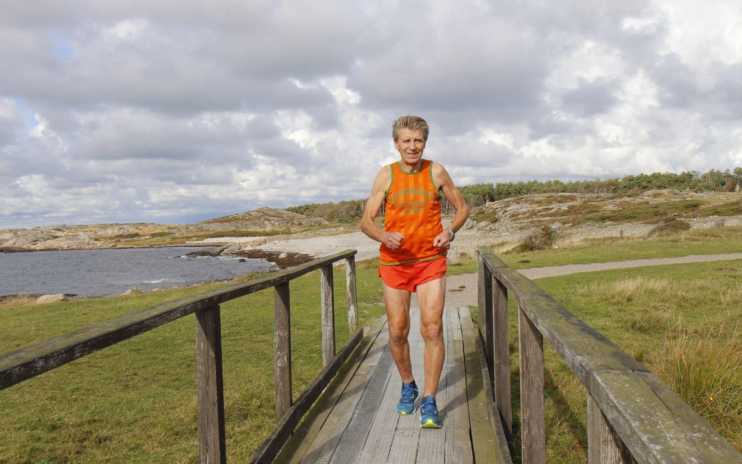 I dag springer Roger Antonsson sitt 53:e Lidingölopp på raken. Han är 78 år och snittar på två timmar och 20 minuter. Bild: Agneta Renmark