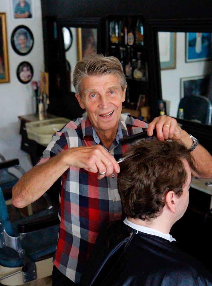 Roger Antonsson firar även 40 år med egen salong, där Jens Jarestrand är en av många nöjda stamkunder – som klippt sig hos Roger ända sedan han var liten grabb! Bild: Agneta Renmark
