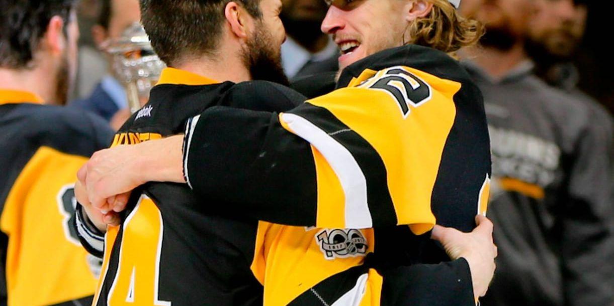 Carl Hagelin kramar om lagkamraten och övertidshjälten Chris Kunitz efter Pittsburghs seger i den sjunde semifinalen mot Ottawa.