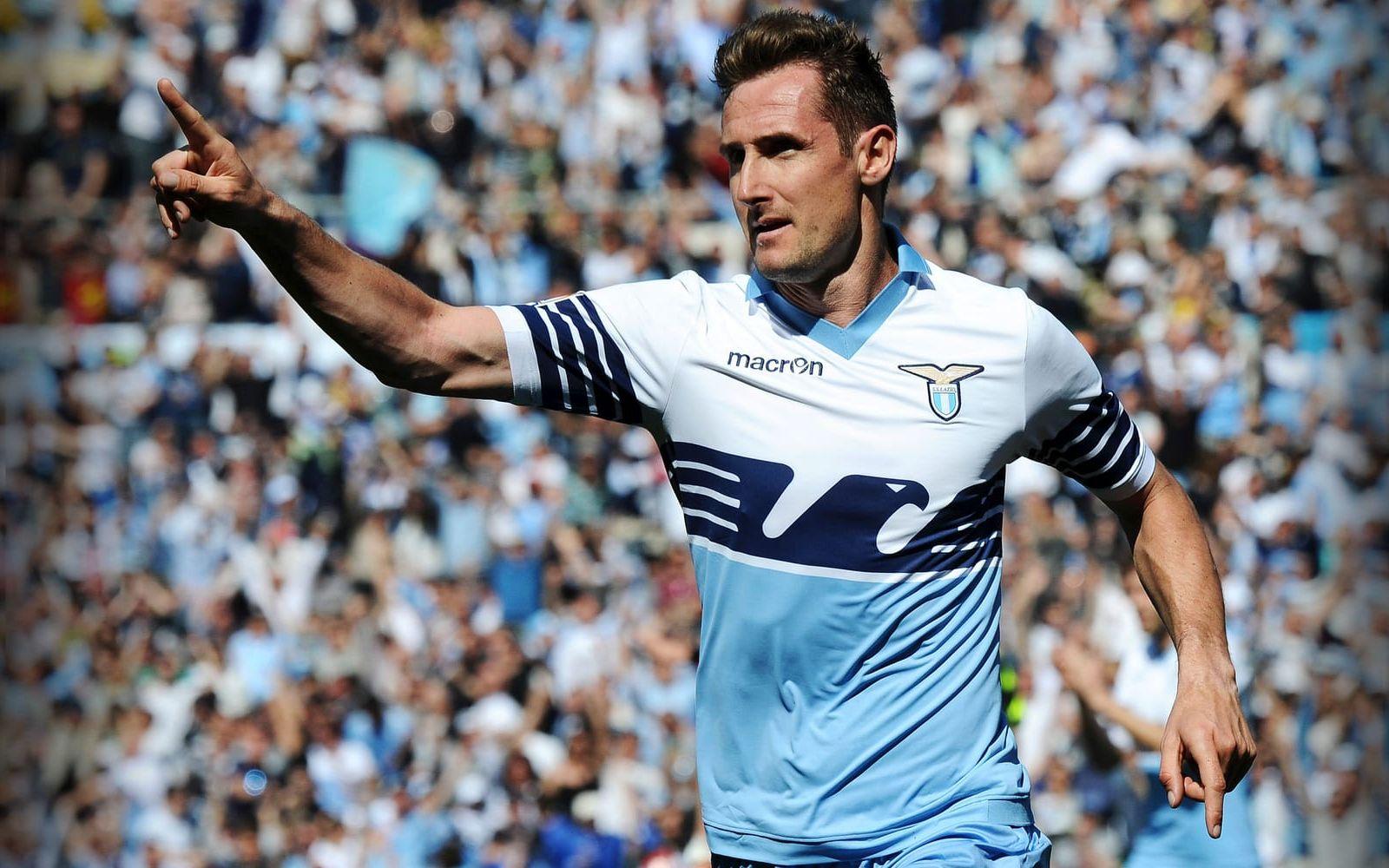I stället skrev Klose på för Lazio. Redan i debutmatchen var han delaktig i fem av sex mål, och en månad senare avgjorde han derbyt mot Roma på tilläggstid. Tysken fortsatte sedan att göra mål, på löpande band, innan han avslutade karriären 2016. Foto: Bildbyrån