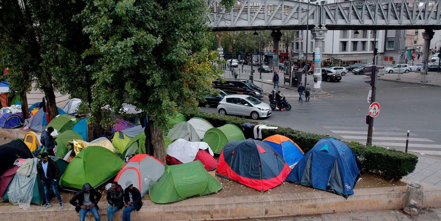 Antalet migranter som slagit läger på gatorna i Paris har ökat sedan "Djungeln" började tömmas.