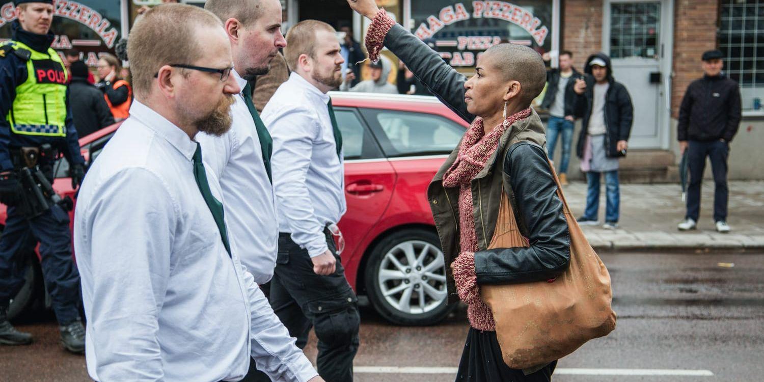 David Lagerlöfs bild från Borlänge i söndags, där anhängare till nazistiska Nordiska motståndsrörelsen demonstrerade, väcker uppmärksamhet.