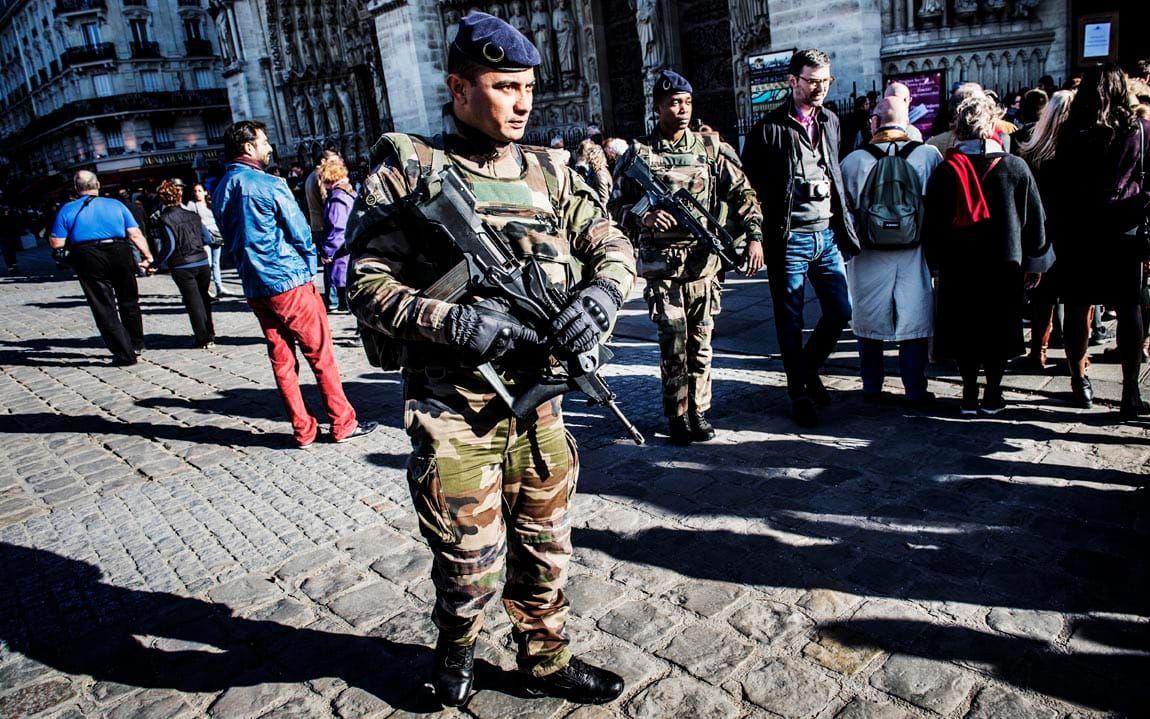 DÅ: Militärer stod utposterade utanför Notre Dame-katedralen, en av de mest kända turistmagneterna i den mest besökta turiststaden, i det mest besökta turistlandet. Fortfarande promenerade utländska turister runt på platsen utanför, men många beskrev en oro och vilja att styra om sina resor.