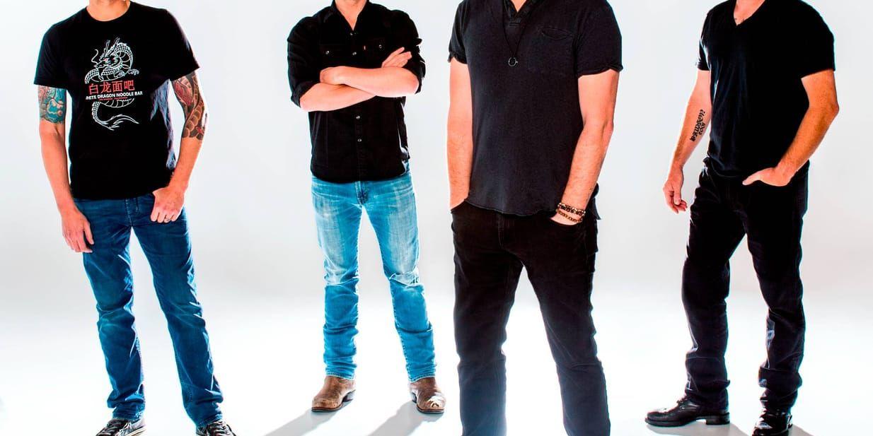 Rockbandet Nickelback är aktuellt med ett nytt album. Bandet startades i Kanada 1995 och består av trummisen Daniel Adair, gitarristen Ryan Peake, sångaren Chad Kroeger och hans bror, basisten Mike Kroeger. Pressbild.