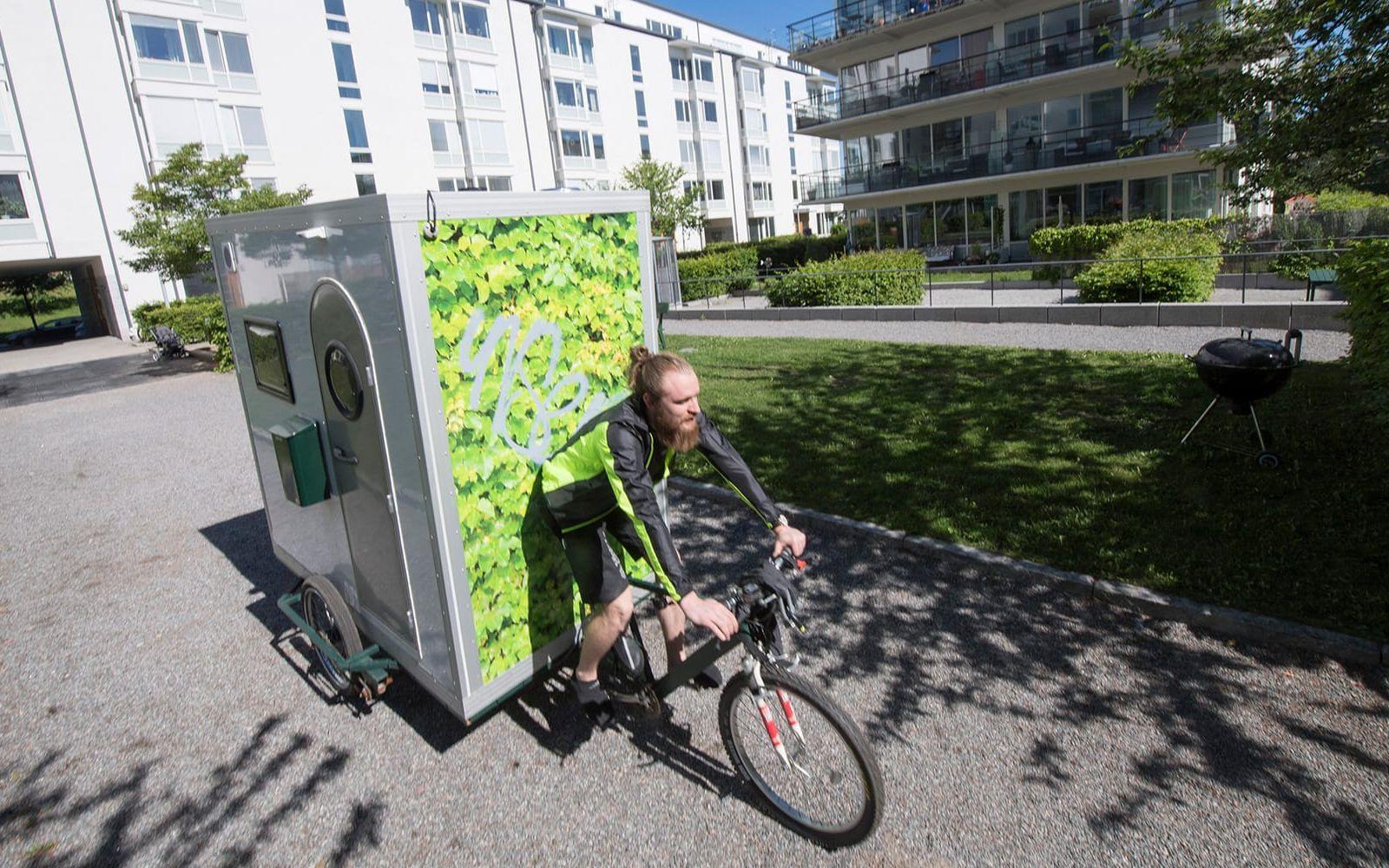 Huset förflyttas med pedalkraft… Foto: Fredrik Sandberg/TT