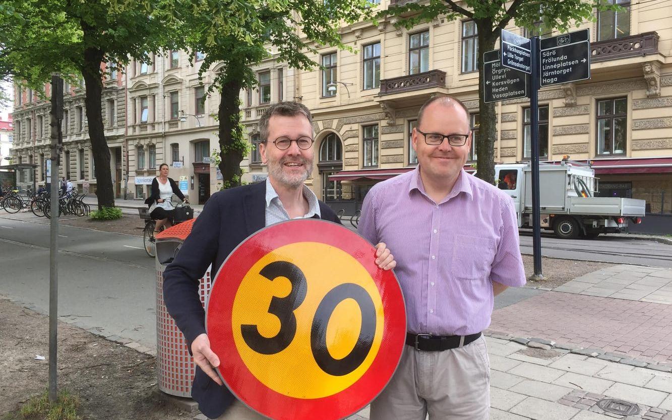 Ulf Kamne (MP) och Johan Nyhus (S) ser bara fördelar med sänkt fart i innerstaden. Bild: Arne Larsson