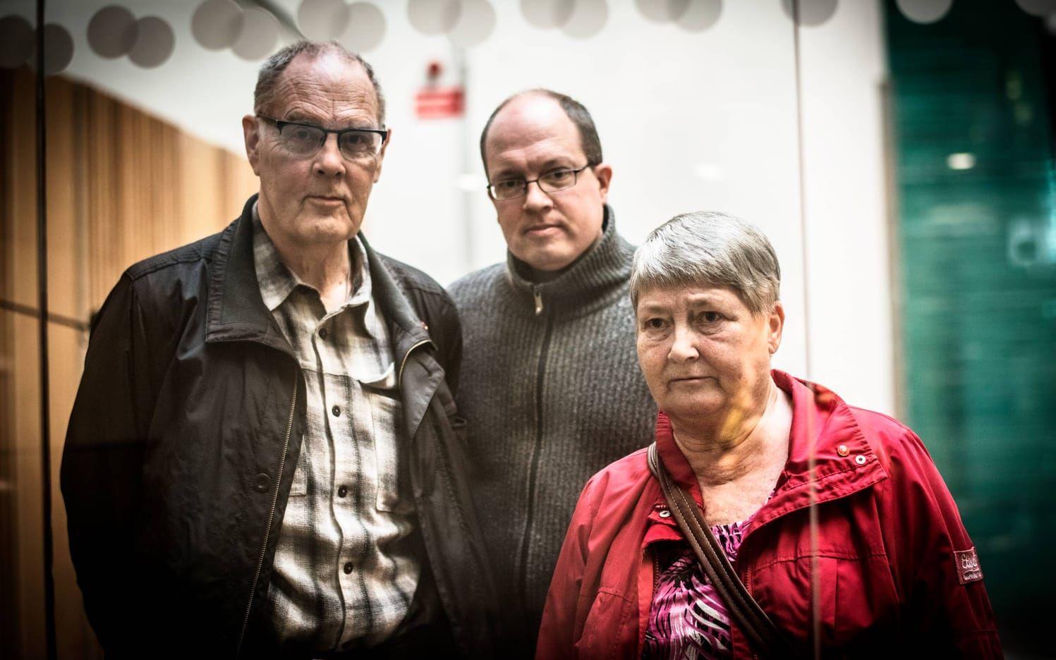 Den drabbade mannens familj Daniel, Gunilla och Martin Viklund är besvikna på hur Apoteket Korsvägen hanterat situationen. Bild: Olof Ohlsson
