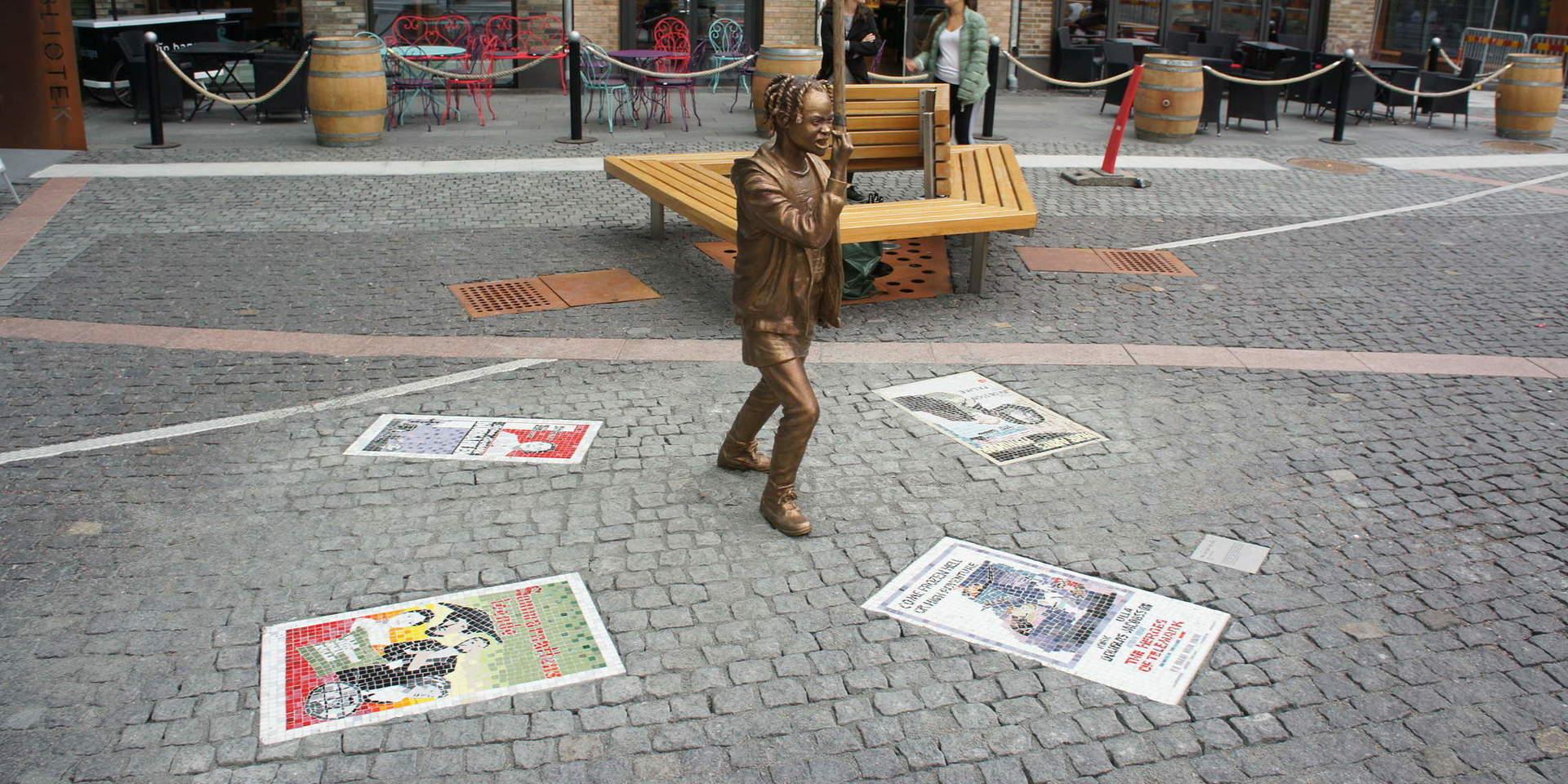 Björn Carnemalms staty &quot;Ulla, vad hände sen?&quot; som med mosaik illustrerar affischer från Ulla Jacobssons filmer visar också en statyn av en ung flicka som ilsket frågar &quot;Fan, fattar du inte!&quot;