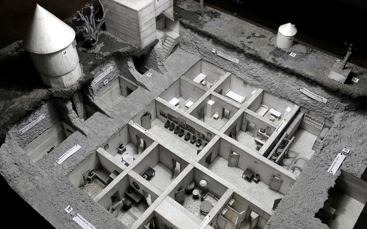 En modell av bunkern som Adolf Hitler spenderade sina sista veckor i, och där telefonen hittades. BILD: TT ARKIV