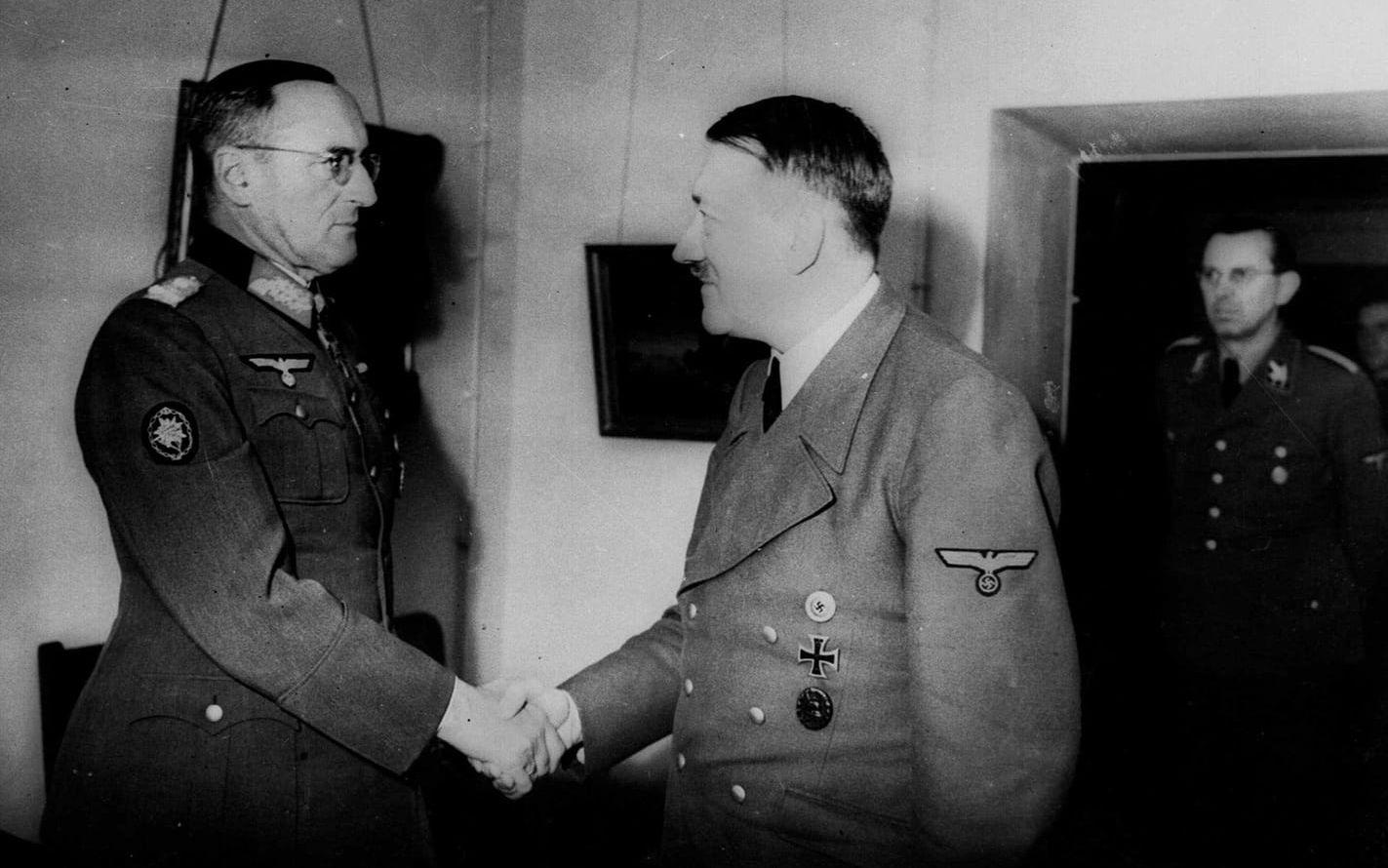 Ett av de sista fotografierna på Adolf Hitler i bunkern. Här skakar han hand med general Schoerner, utnämnd till befälhavare över det icke-existerande Wehrmacht i diktatorns testamente. I dörren står Hitlers adjutant Julius Schaub. BILD: TT ARKIV