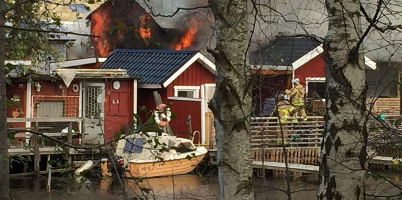 Det brinner i ett båthus i östra Göteborg. Bild: Läsarbild
