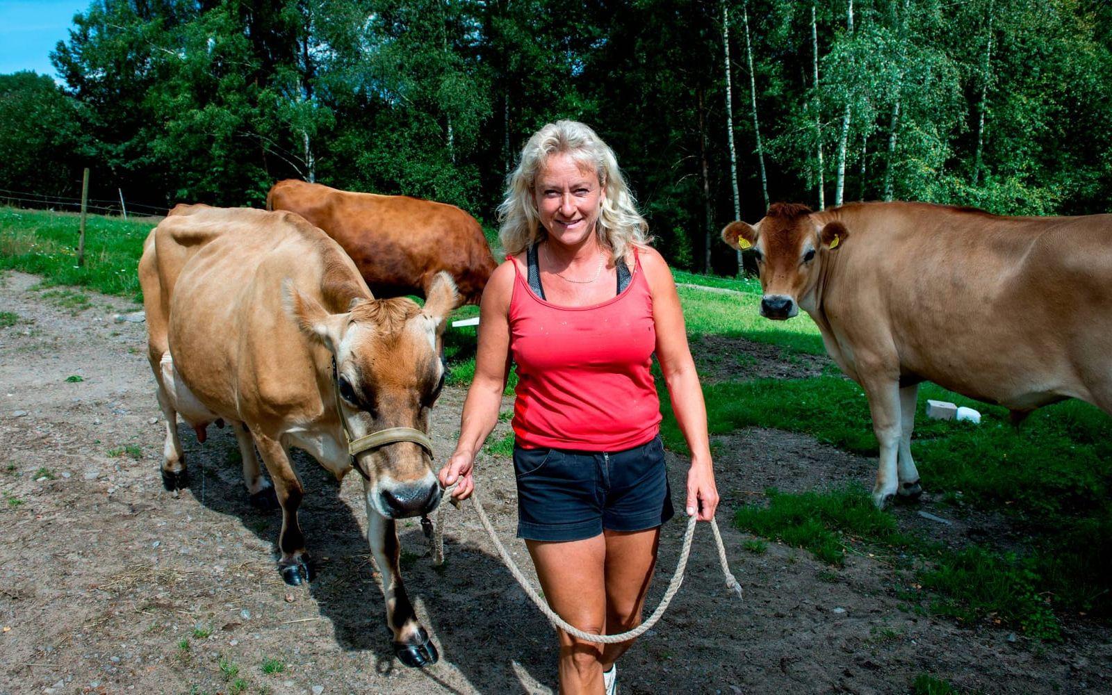 Ulrika Ewest Karlsson stortrivs bland korna på sin gård i den lilla byn Fotskäl, i västra delen av Marks kommun. "Det är en speciell känsla att först gå ut och mjölka och sedan sätta sig och kärna smör", säger hon. Bild: Anders Hofgren