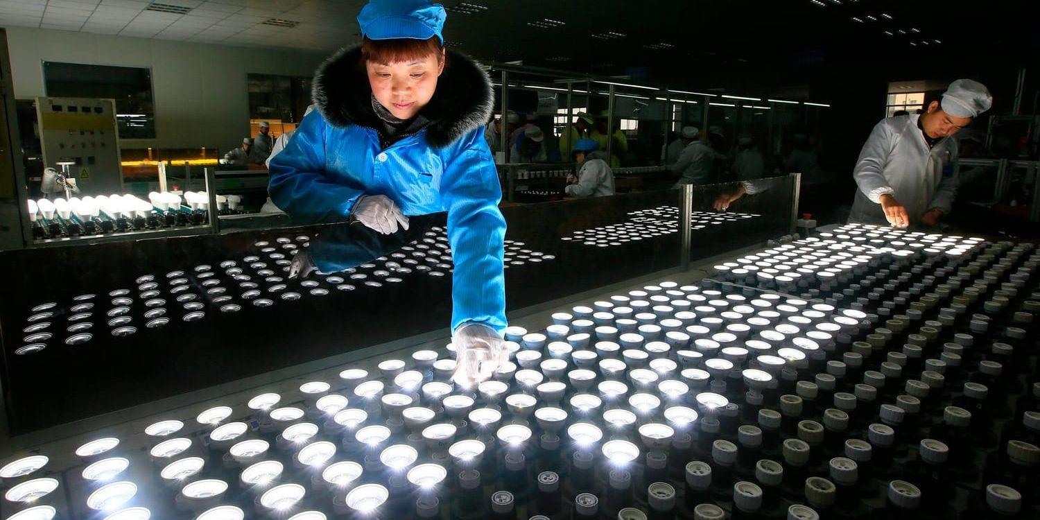 En arbetare testar ledlampor i en fabrik i sydvästra Kina. Arkivbild.