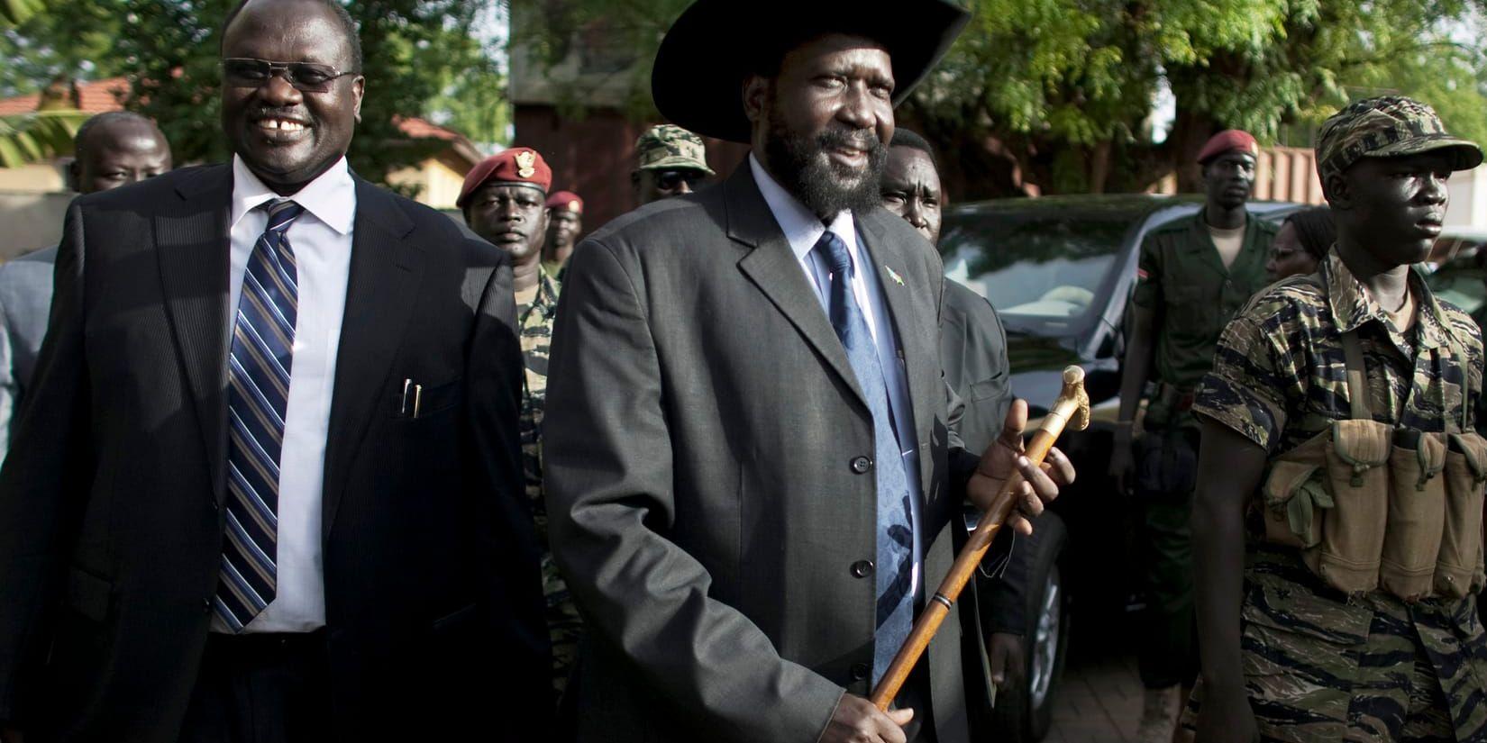 På arkivbilden från 2010 ses vicepresident Riek Machar och president Salva Kiir tillsammans. Sedan dess har de två ledarna i Sydsudan drabbat samman. Arkivbild.