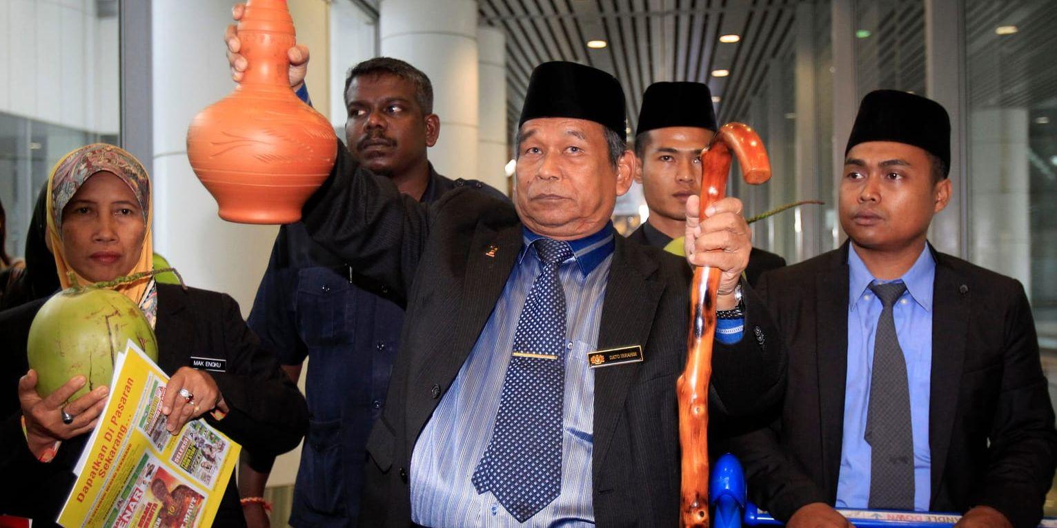 Den malaysiske schamanen Ibrahim Mat Zin under en ceremoni i mars 2014 på den internationella flygplatsen i Sepang, med syfte att underlätta en upptäckt av det försvunna Malaysia Airlines flight MH370. Arkivbild.