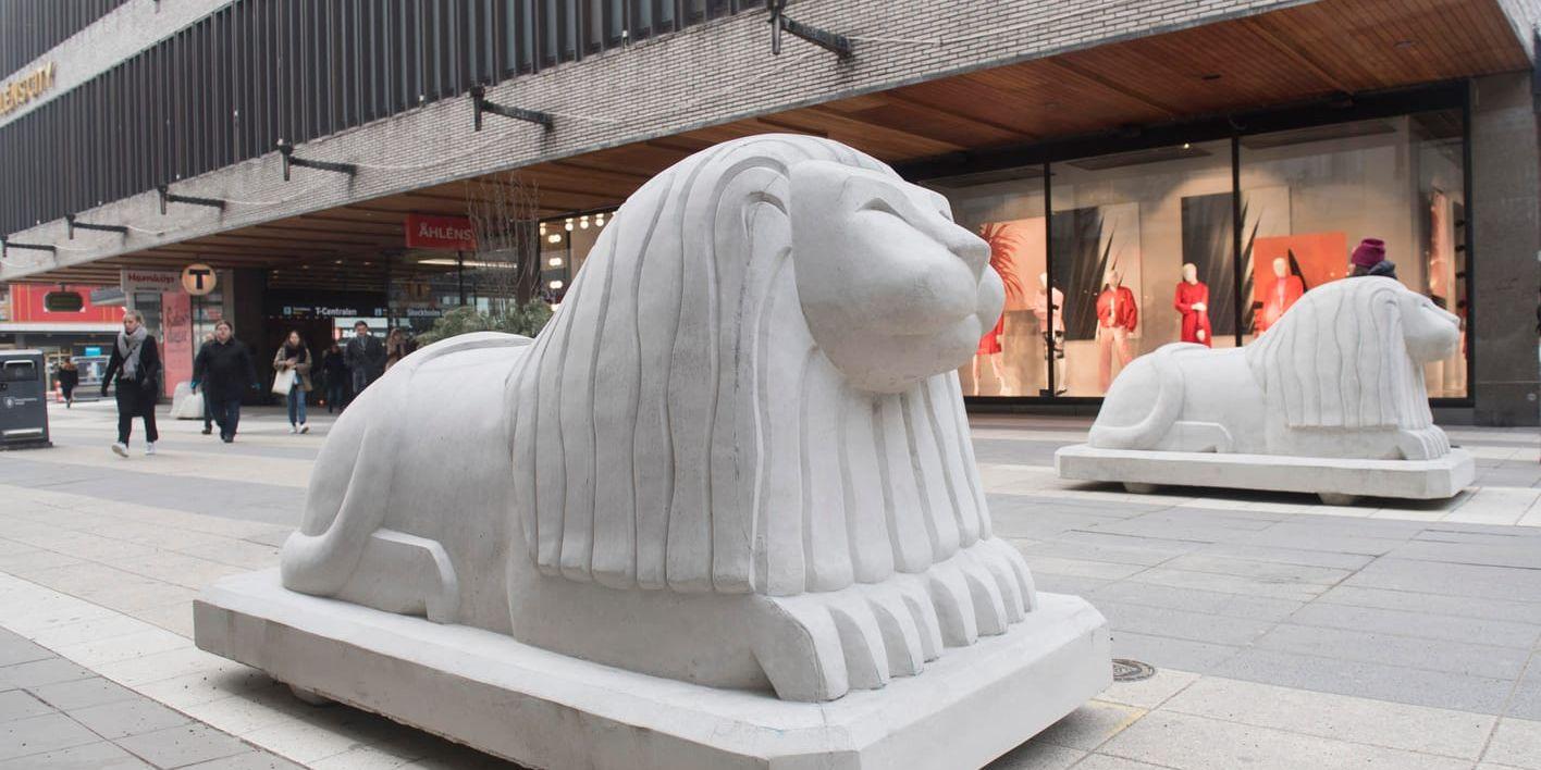 De nya lejonen väger 4 ton styck och är skapade av konstnären Anders Årfelt.