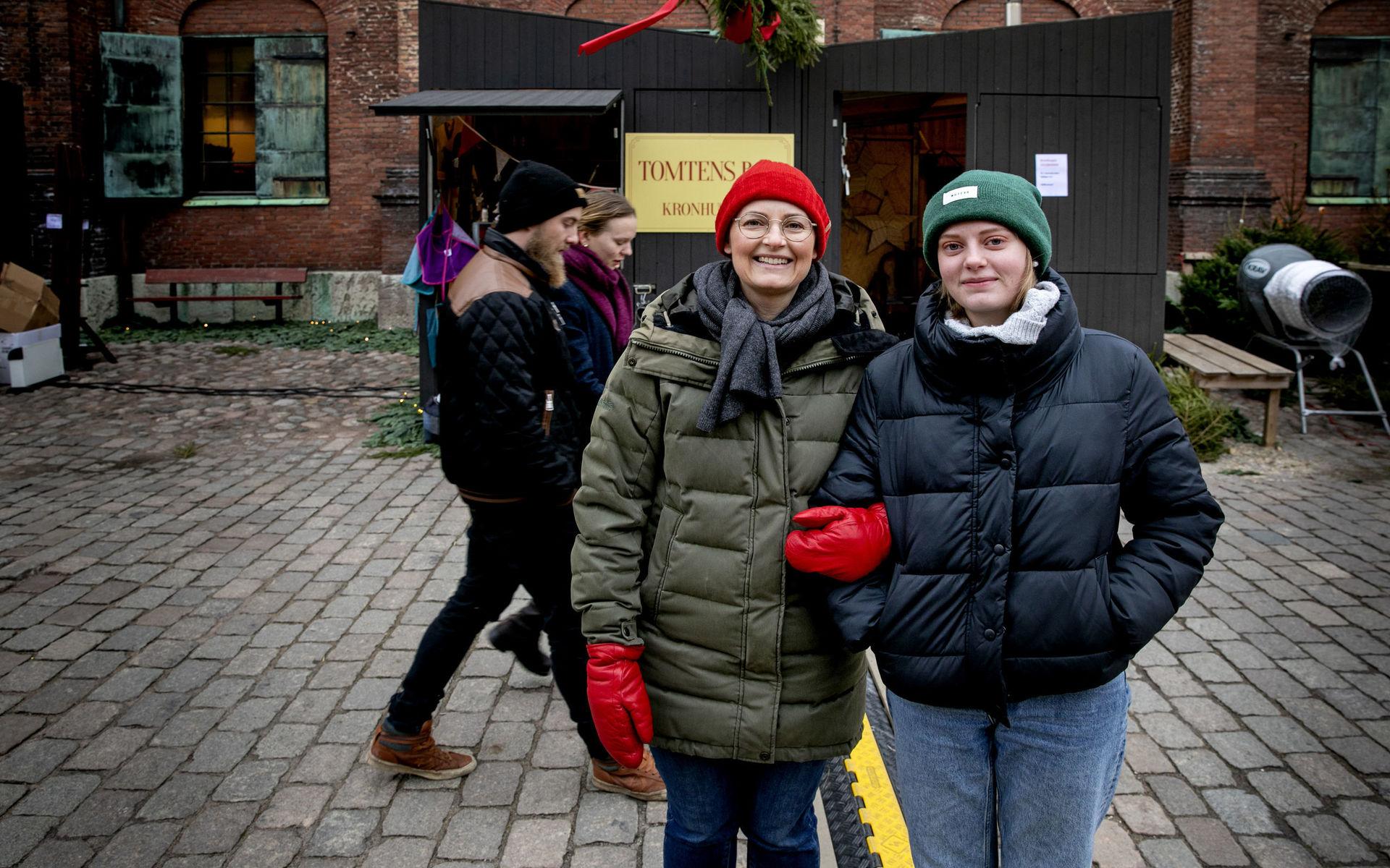 &quot;Vi letar efter julstämningen. Den har inte sköljt över oss riktigt än&quot;, säger Minna Åstrand om sitt besök på julmarknaden. Här med Flora Åstrand till höger. 