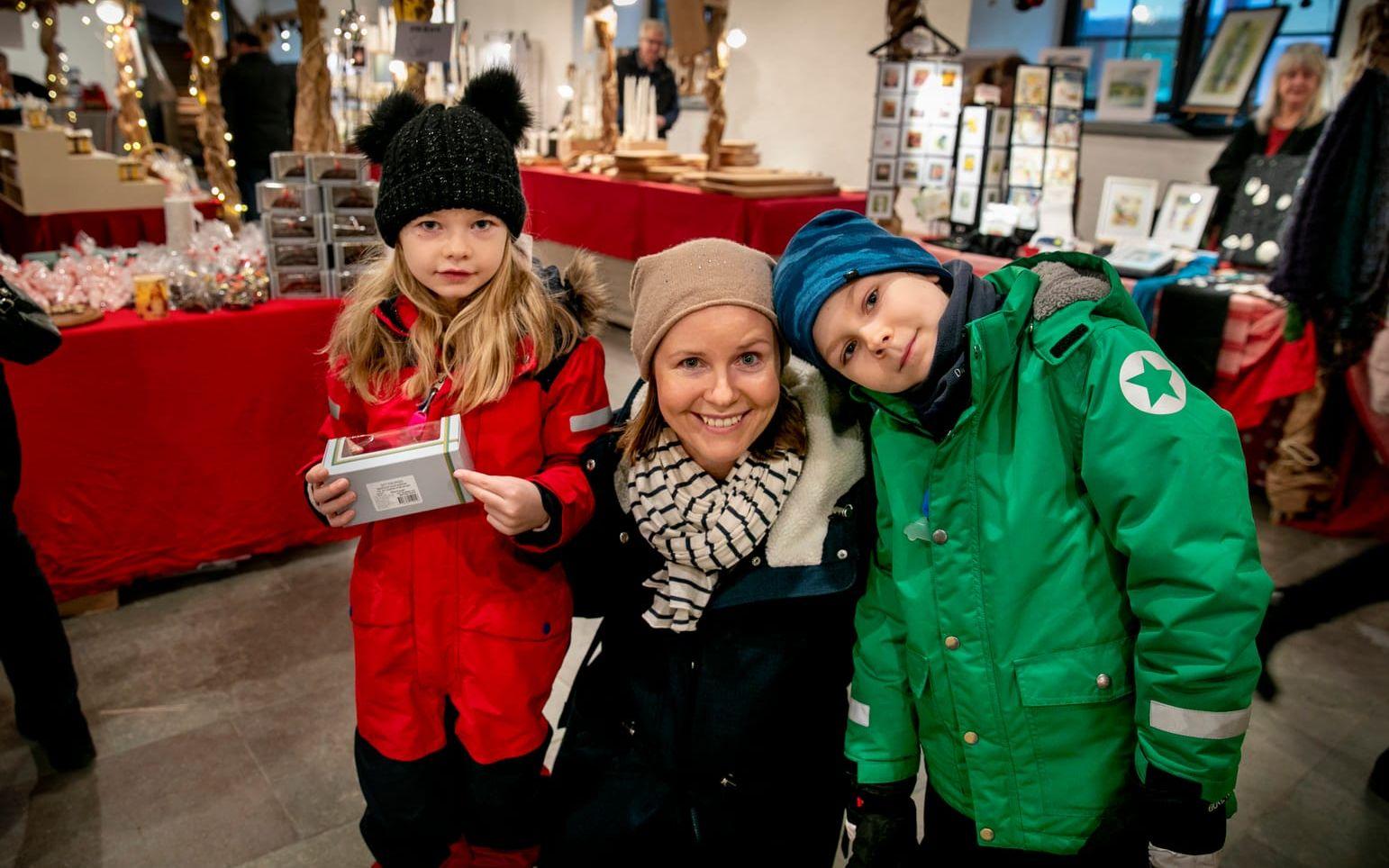 Saga, Stina och Sigge Högvig Hansson från Högsbo tittar runt efter julgodis och jultomtar. Saga har köpt en marsipangris som hon tänkte äta upp när hon kommer hem. Till julklapp önskar hon sig en synt. Sigge vill inte avslöja sin önskelista. 
