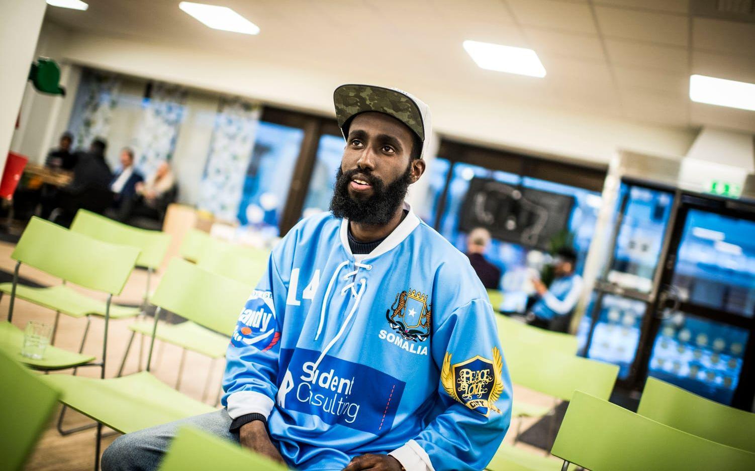 Sport kan vara en metod för knyta kontakter, tycker Ahmed Hussein, före detta bandyspelare i Somalia bandy.