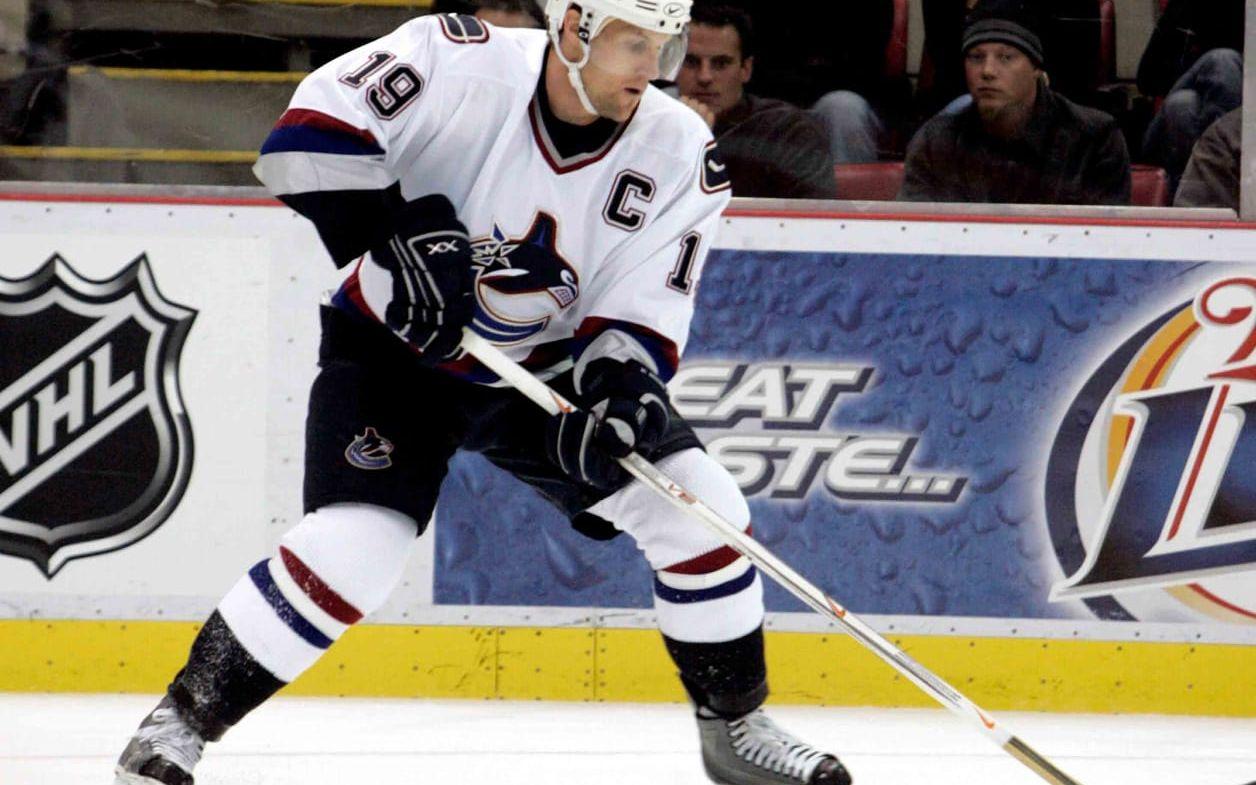 <strong>4. Marcus Näslund är en av Vancouver Canucks bästa spelare genom tiderna.</strong> Hur han hamnade i klubben? En trejd med Pittsburgh Penguins, där Alek Stojanov blev pingvin. Näslund öste in poäng i Vancouver och var lagkapten sju säsonger. Stojanov gjorde sju poäng på 107 matcher i NHL. Foto: TT