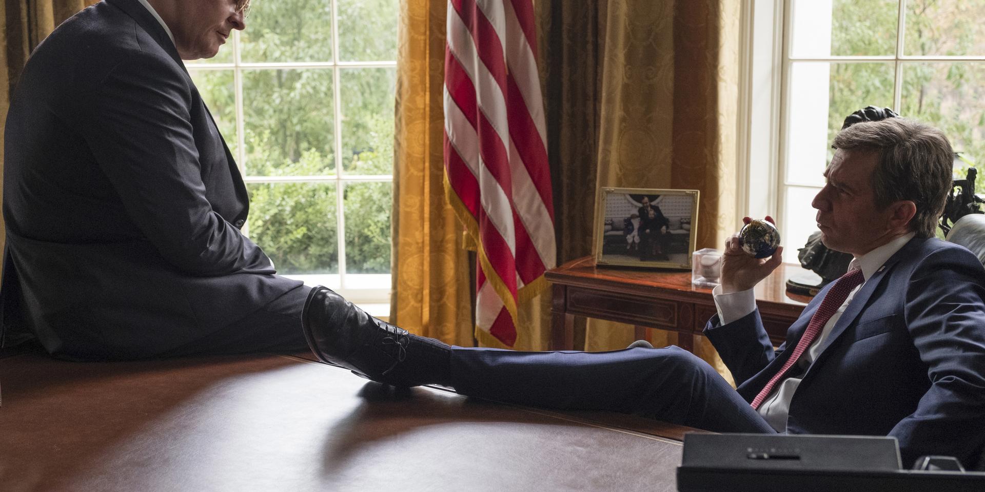 Christian Bale som Dick Cheney och Sam Rockwell som George W. Bush i en scen ur Vice.