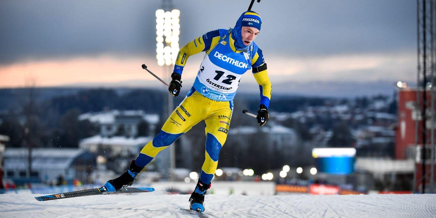 Sebastian Samuelsson ordnade en svensk dubbelseger när han vann herrsprinten i Östersund efter Hanna Öbergs seger i damloppet i världscuppremiären.