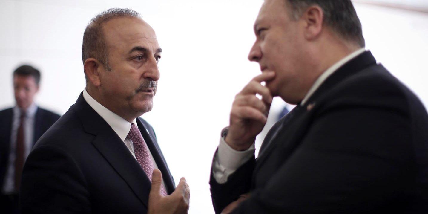 Turkiets utrikesminister Mevlüt Cavusoglu, till vänster, i samspråk med sin amerikanske motpart Mike Pompeo i Ankara i oktober.
