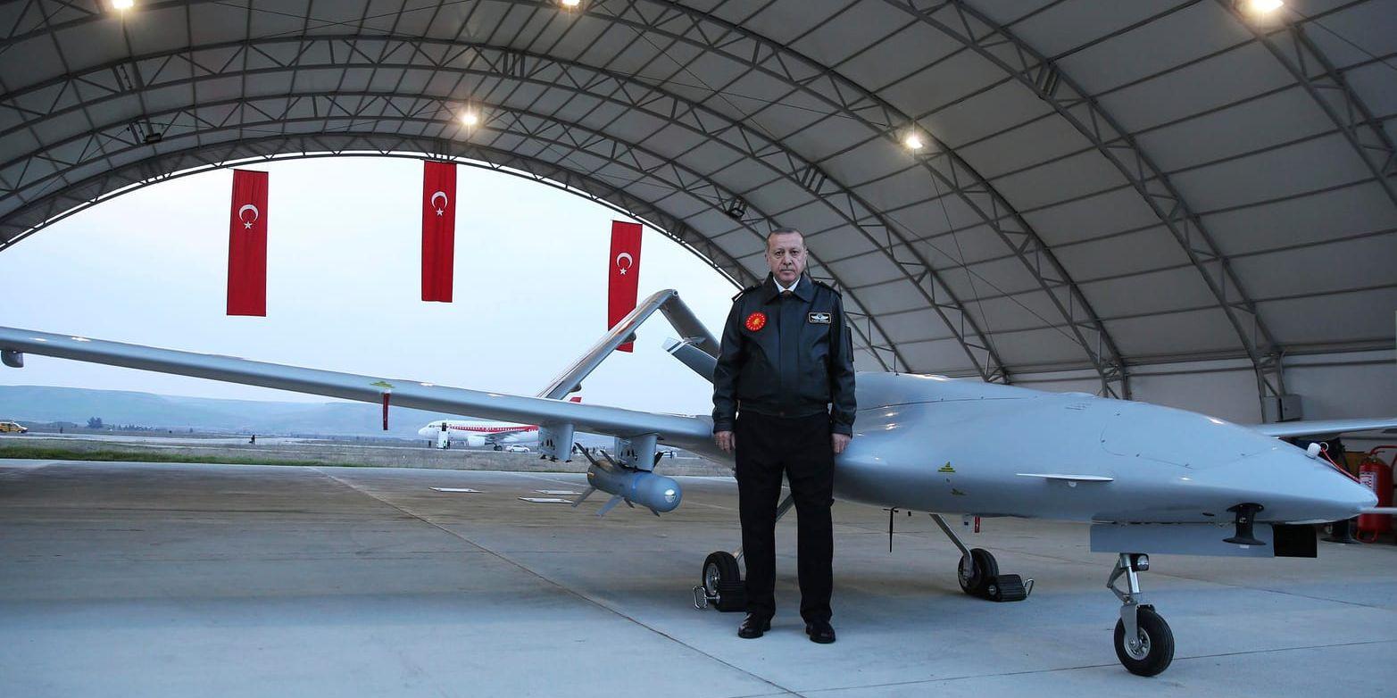 Turkiets president Recep Tayyip Erdogan poserar för fotografer på en militärbas i Batman.