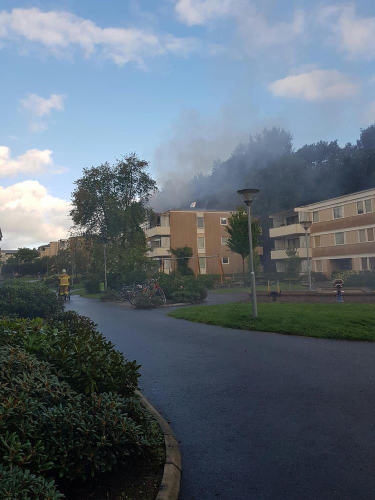 En lägenhet brinner i ett flerfamiljshus i Lindome. Bild: Läsarbild