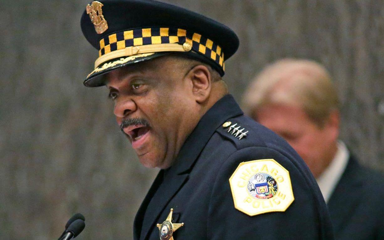 I april fick Chicago en ny polischef efter en månad då närmare 15 personer skjutits ihjäl per dag. Eddie Johnson startade med en styrkedemonstration då tusentals fler poliser än vanligt patrullerade gatorna, men våldsspiralen håller i sig. Arkivbild.