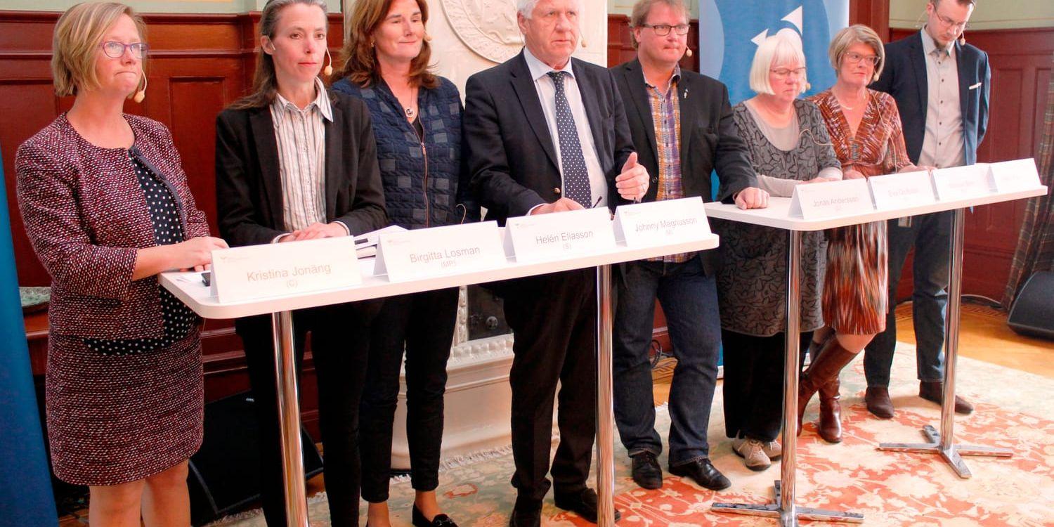 <strong>Överens.</strong> Kristina Jonäng (C), Birgitta Losman (MP), Helén Eliasson (S), Johnny Magnusson (M), Jonas Andersson (L), Eva Olofsson (V), Monica Selin (KD) och Heikki Klaavuniemi (SD) har lagt fram en gemensam vårdstrategi.  