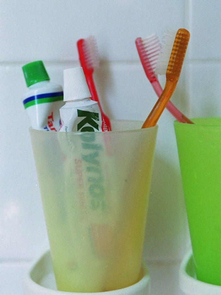 3. Tandborstglaset. Tandborsten avlägsnar smuts och bakterier från tänder och mun - som sedan rinner ned i glaset. Tips: använd tandborstskydd, förvara inte tandborstar framme i badrummet. Foto: TT