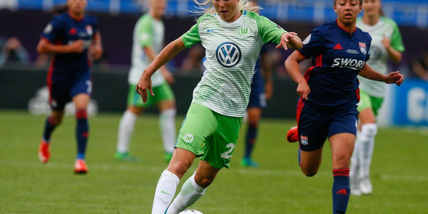 Wolfsburgs Pernille Harder är världens bästa fotbollsspelare, enligt The Guardians omröstning.