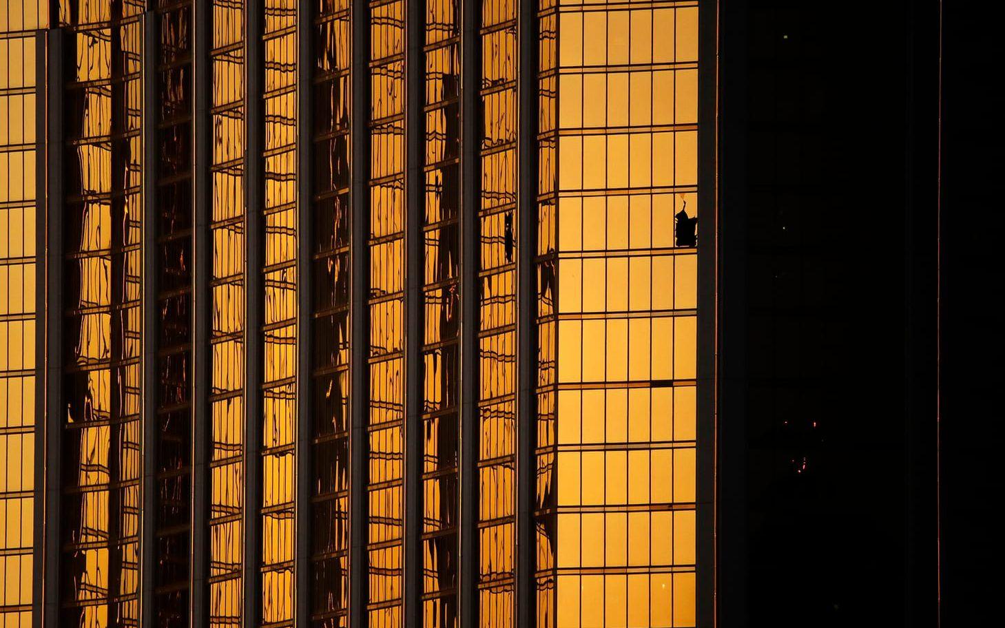 De utslagna fönstren som massmördaren sköt ifrån. FOTO: AP
