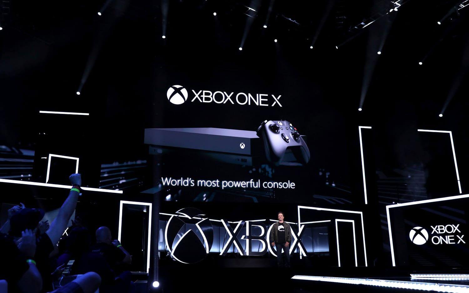 Under söndagskvällen visade Microsoft upp sin nya spelkonsol Xbox One X. De lovar att det blir världens starkaste spelkonsol, och går att hitta i butiken 7 november. Foto: TT