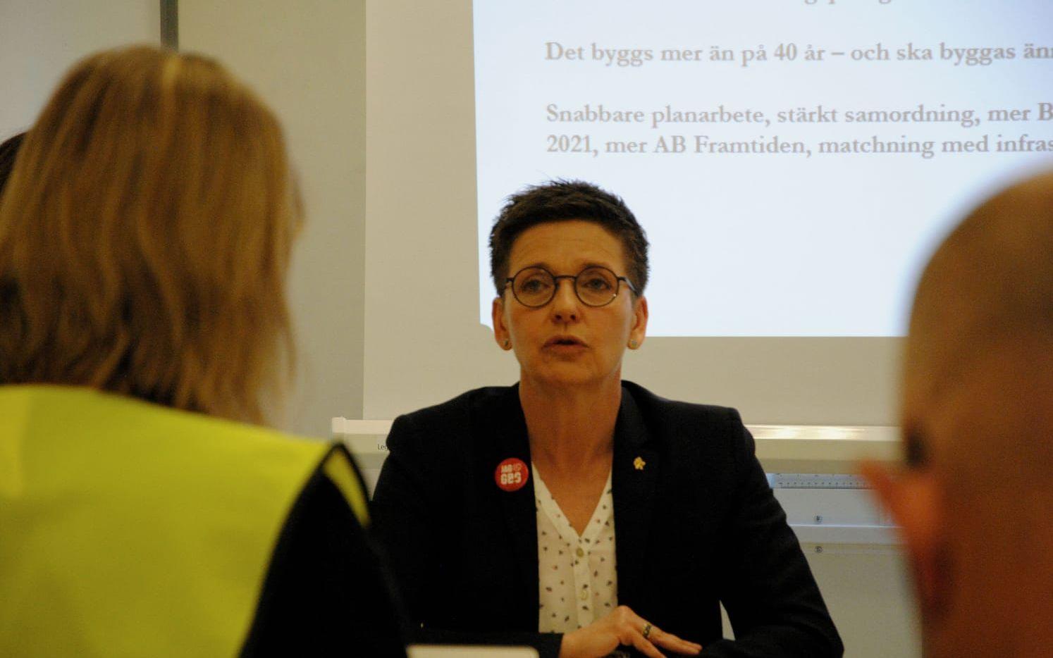 Vid ett bostadsbygge utanför Axel Dahlströms torg presenterade Socialdemokraterna sitt budgetförslag för 2019. 